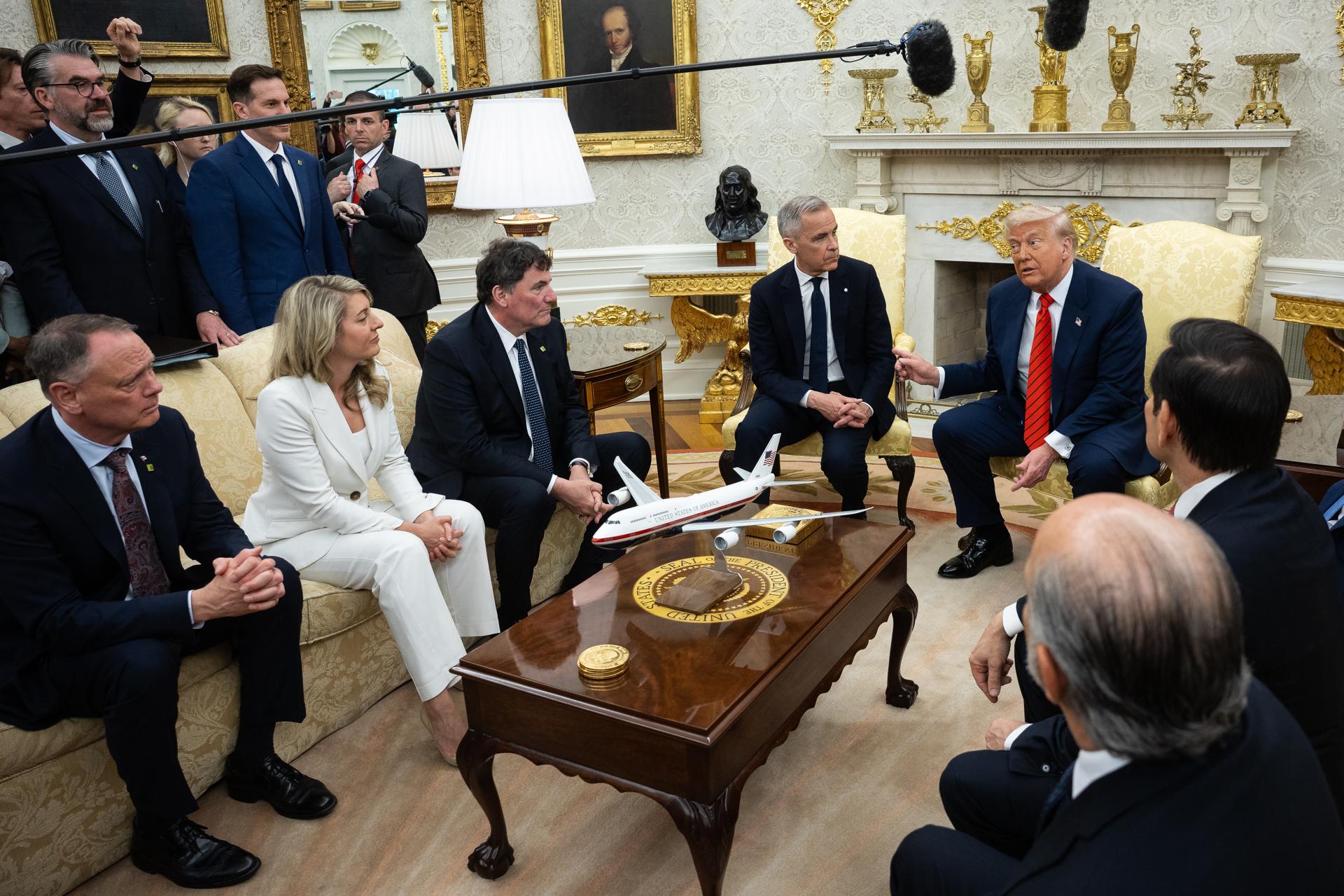 El presidente estadounidense, Donald Trump (d), y el primer ministro canadiense, Mark Carney (i), se reúnen en el Despacho Oval de la Casa Blanca en Washington, DC, EE.UU. EFE/FRANCIS CHUNG