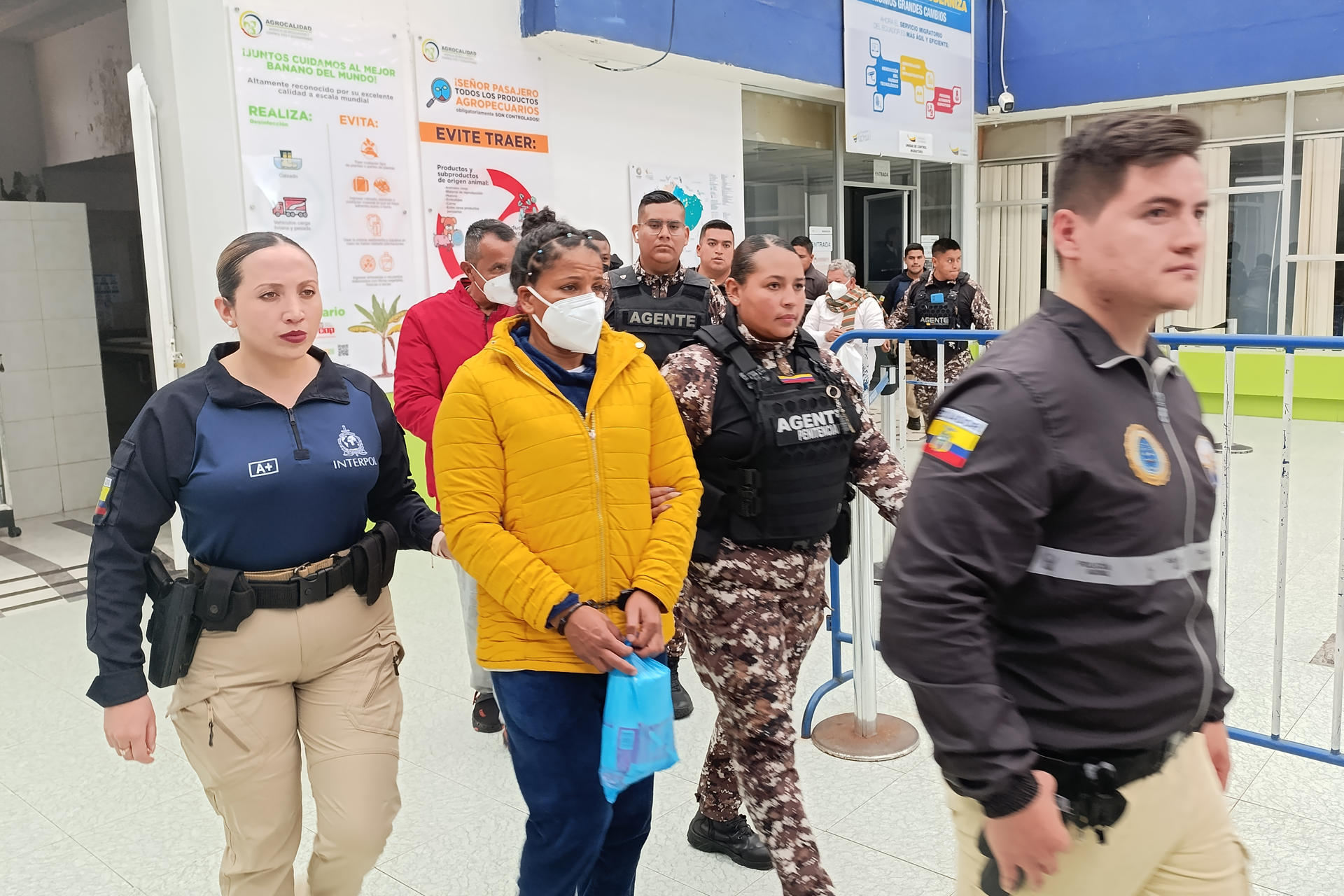 Una integrante de la Organización Internacional de Policía Criminal - INTERPOL custodia a una mujer colombiana este miércoles, en Rumichaca (Ecuador). EFE/ Xavier Montalvo