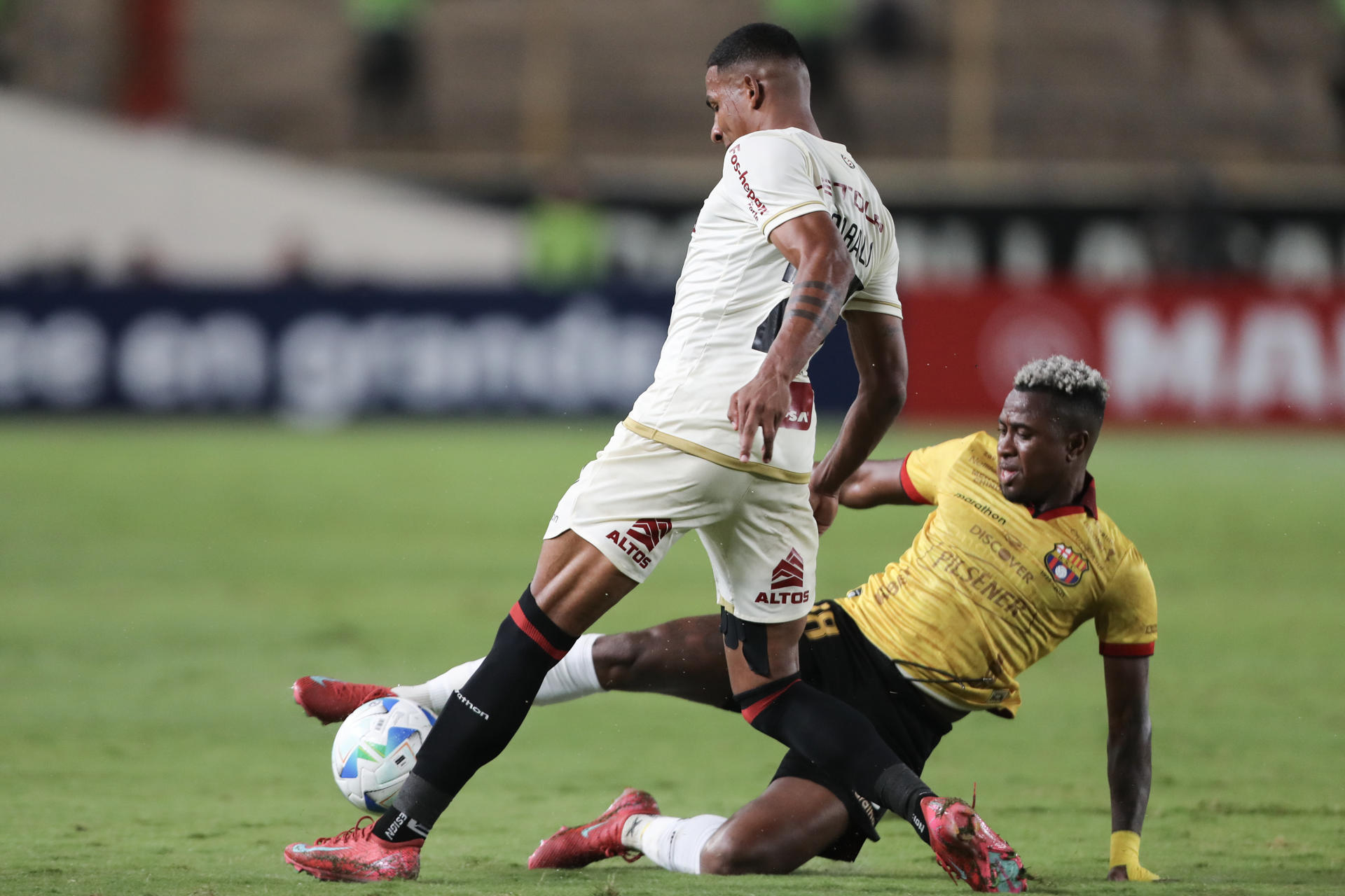 José Carabalí (i), de Universitario, disputa un balón con Bryan Carabalí, de Barcelona, en un partido de la fase de grupos de la Copa Libertadores entre Universitario y Barcelona SC en el estadio Monumental U Marathon en Lima (Perú). EFE/ Paolo Aguilar