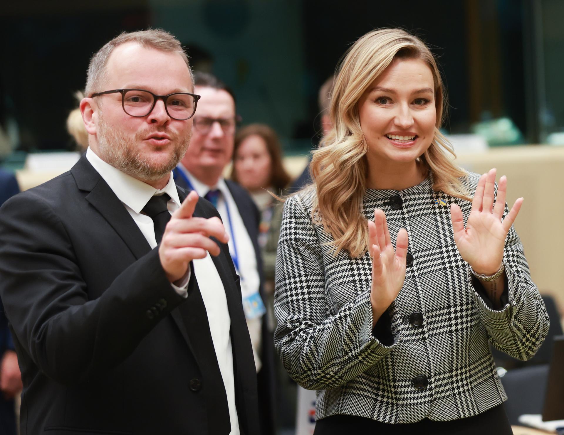 Fotografía de archivo, tomada el 17 de marzo de 2025, del ministro federal de Energía de Bélgica, Mathieu Bihet (i), junto a su par sueca, Ebba Busch (d), en Bruselas (Bélgica) EFE/Oliver Hoslet
