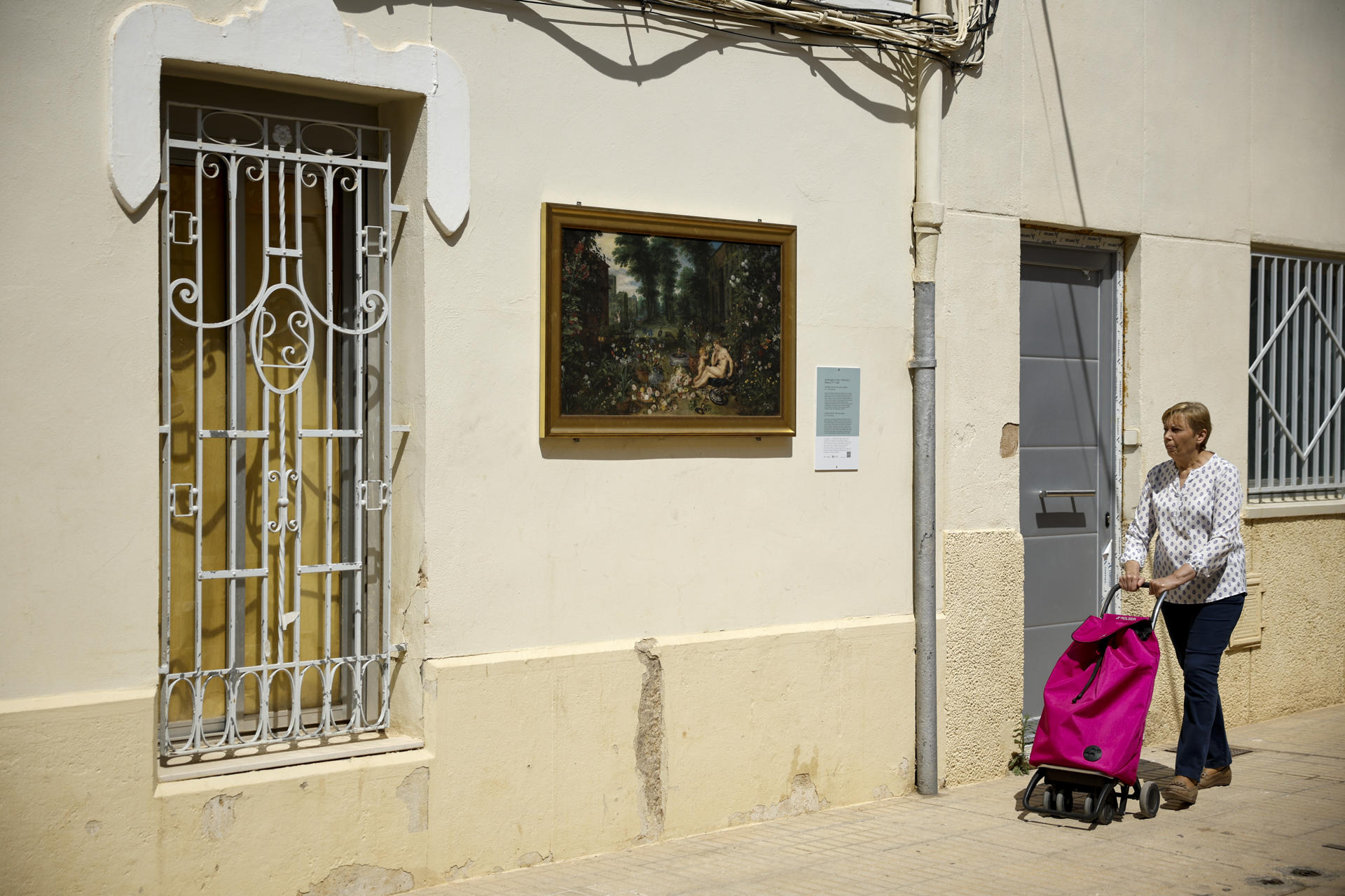 Una persona pasa ante 'El olfato' en Paiporta. EFE/Biel Aliño
