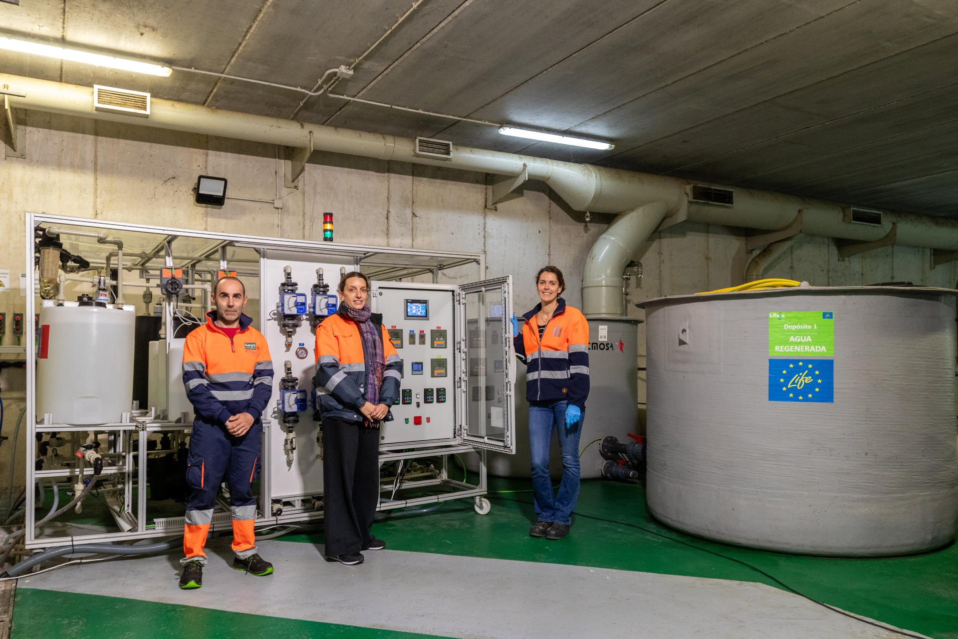 La depuradora de aguas residuales de Comillas (Cantabria) está embarcada en la producción de energía eléctrica a través de un dispositivo o 'pila' que aprovecha las diferencias de gradiente salino entre el agua residual y el agua del mar y que permitirá que la instalación sea autosuficiente. Se trata del proyecto LIFE-3E, una iniciativa de la empresa Mare, del Gobierno de Cantabria, cofinanciada por la Unión Europea, que busca probar la viabilidad de la tecnología usada y su posible replicabilidad en otras instalaciones costeras, tanto depuradoras como desaladoras. Dos de las responsables de la iniciativa en esta depuradora, María Sainz y Elisa Mata, la única en Cantabria que está enterrada en su totalidad, explican, en una entrevista con EFE, el desarrollo del proyecto. EFE/ Javier G. Paradelo