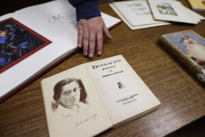 Fotografía del libro 'Desolación' de Gabriela Mistral, este martes en la Biblioteca Nacional de Santiago (Chile). EFE/ Elvis González