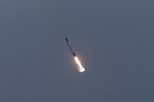 El propulsor de SpaceX regresa después del despegue de la misión Crew-10 en una nave espacial Dragon sobre un cohete Falcon 9 de SpaceX, en una fotografía de archivo. EFE/CRISTOBAL HERRERA-ULASHKEVICH