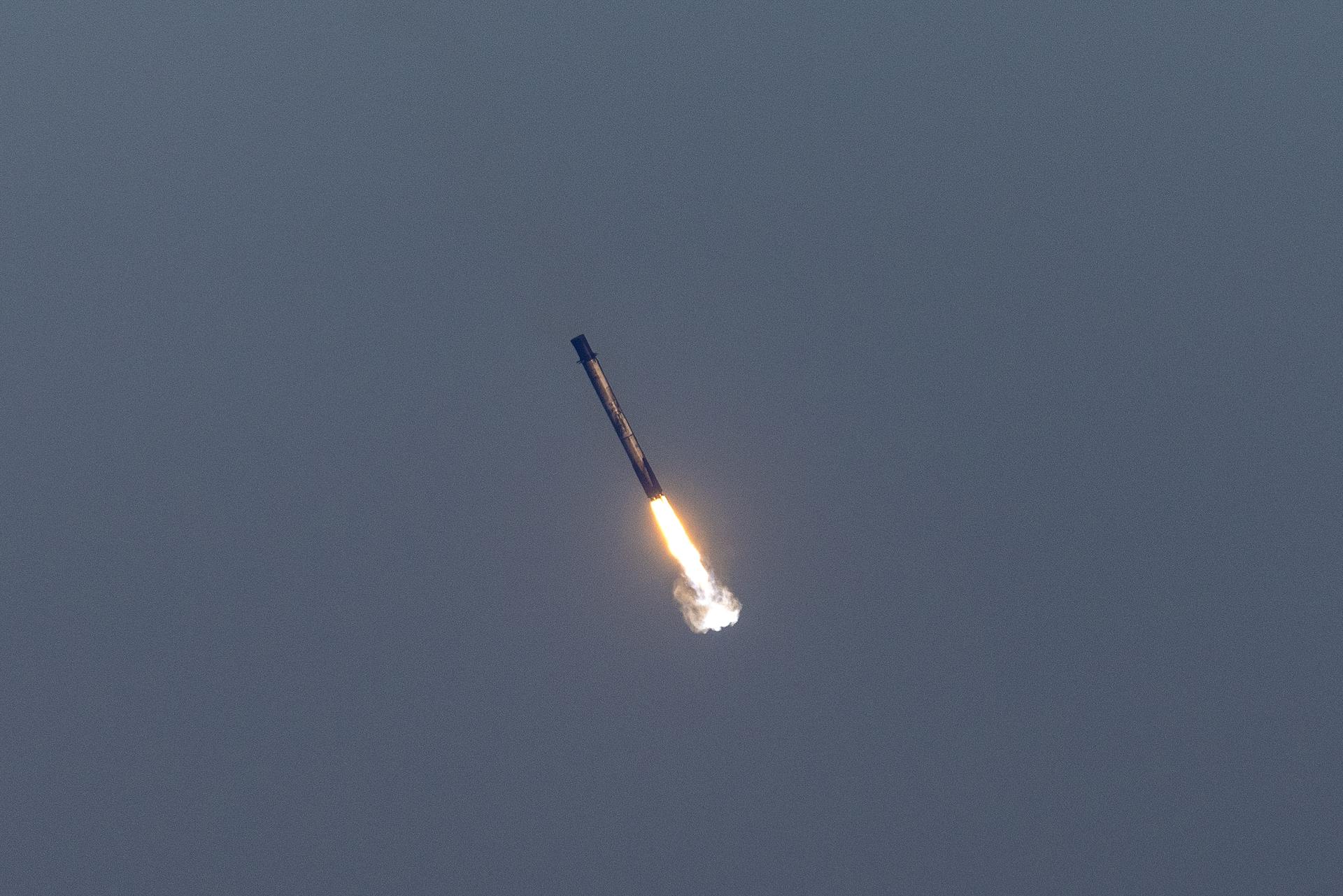 El propulsor de SpaceX regresa después del despegue de la misión Crew-10 en una nave espacial Dragon sobre un cohete Falcon 9 de SpaceX, en una fotografía de archivo. EFE/CRISTOBAL HERRERA-ULASHKEVICH