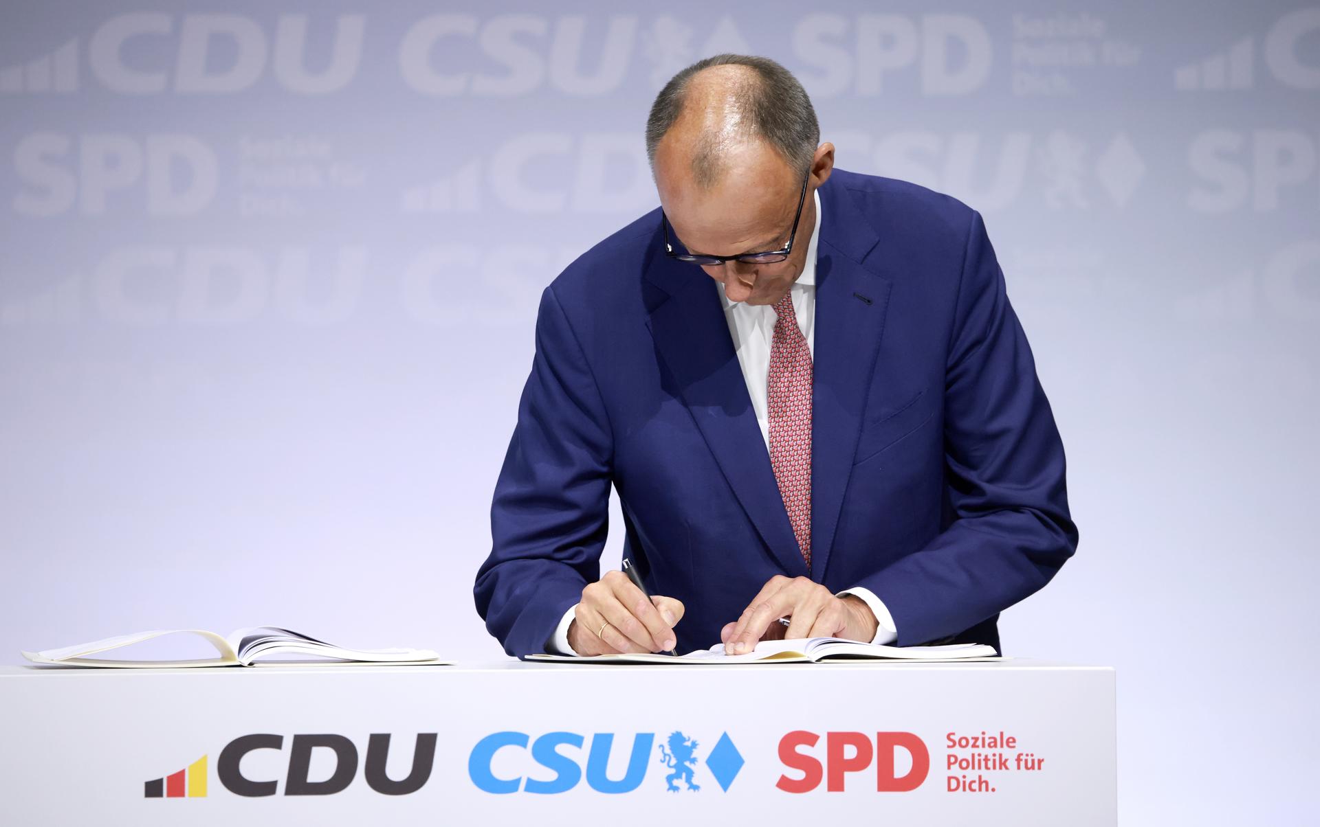 El nuevo canciller, el cristianodemócrata Frierich Merz, firma el acuerdo. EFE/EPA/CLEMENS BILAN