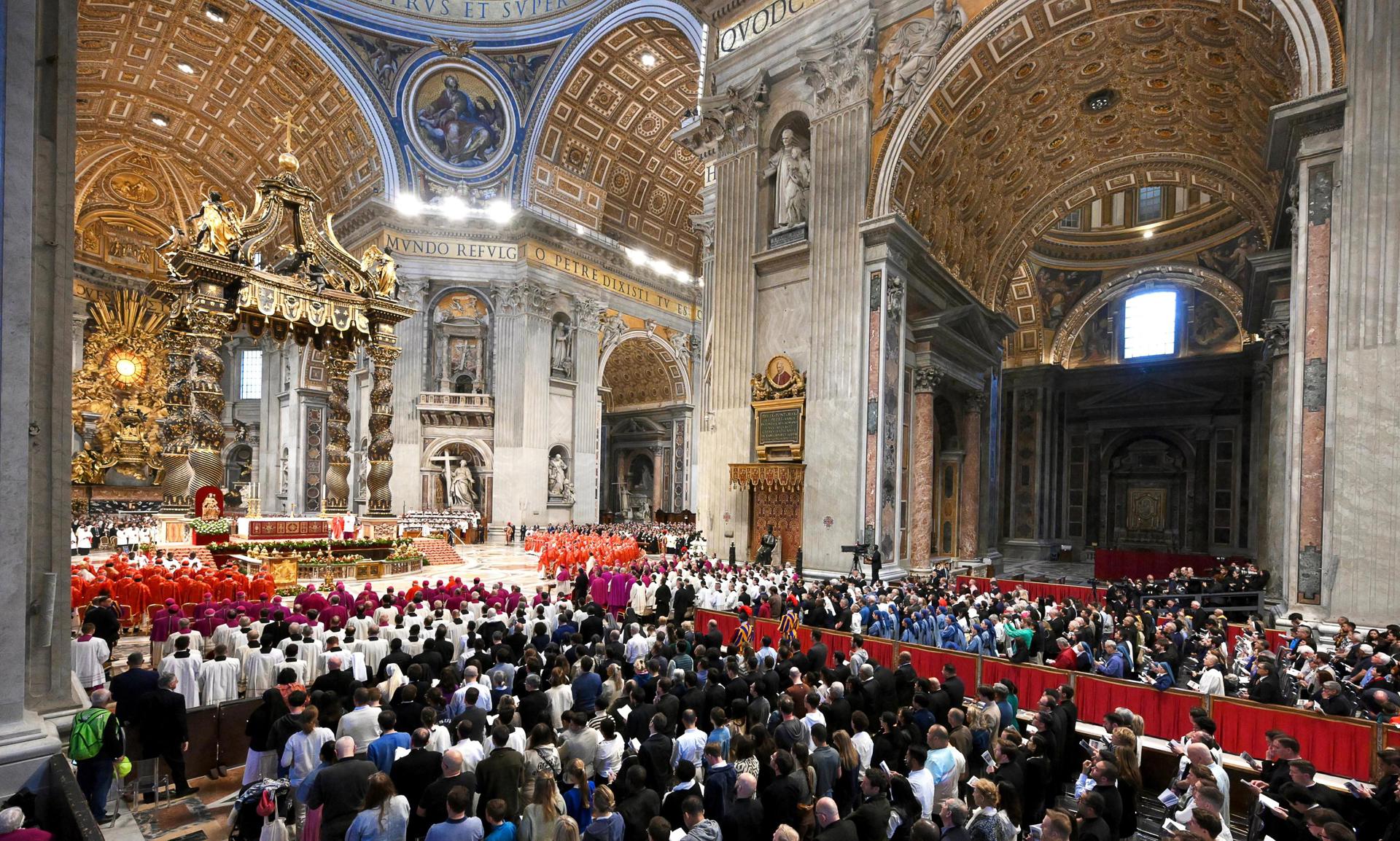 Cardenales y fieles asisten a la misa 'Pro eligendo pontifice', antes del inicio del cónclave, en la basílica de San Pedro en el Vaticano, 7 de mayo de 2025. EFE/EPA/ALESSANDRO DI MEO