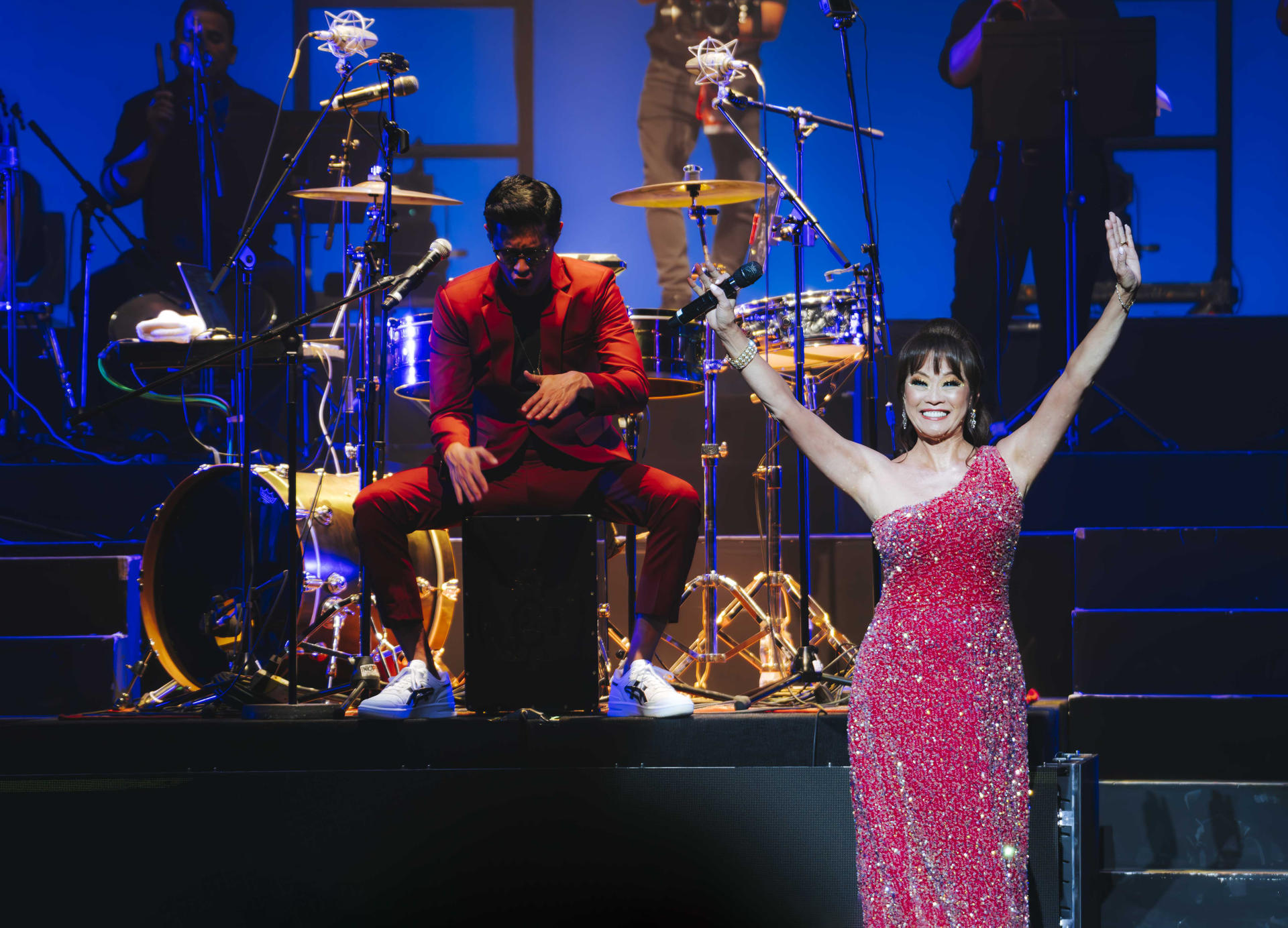 Fotografía cedida por Andrea Ramírez PR del percusionista Tony Succar y su madre, la cantante Mimy Succar, durante un concierto en el Gran Teatro Nacional de Lima (Perú). EFE/ Andrea Ramírez PR