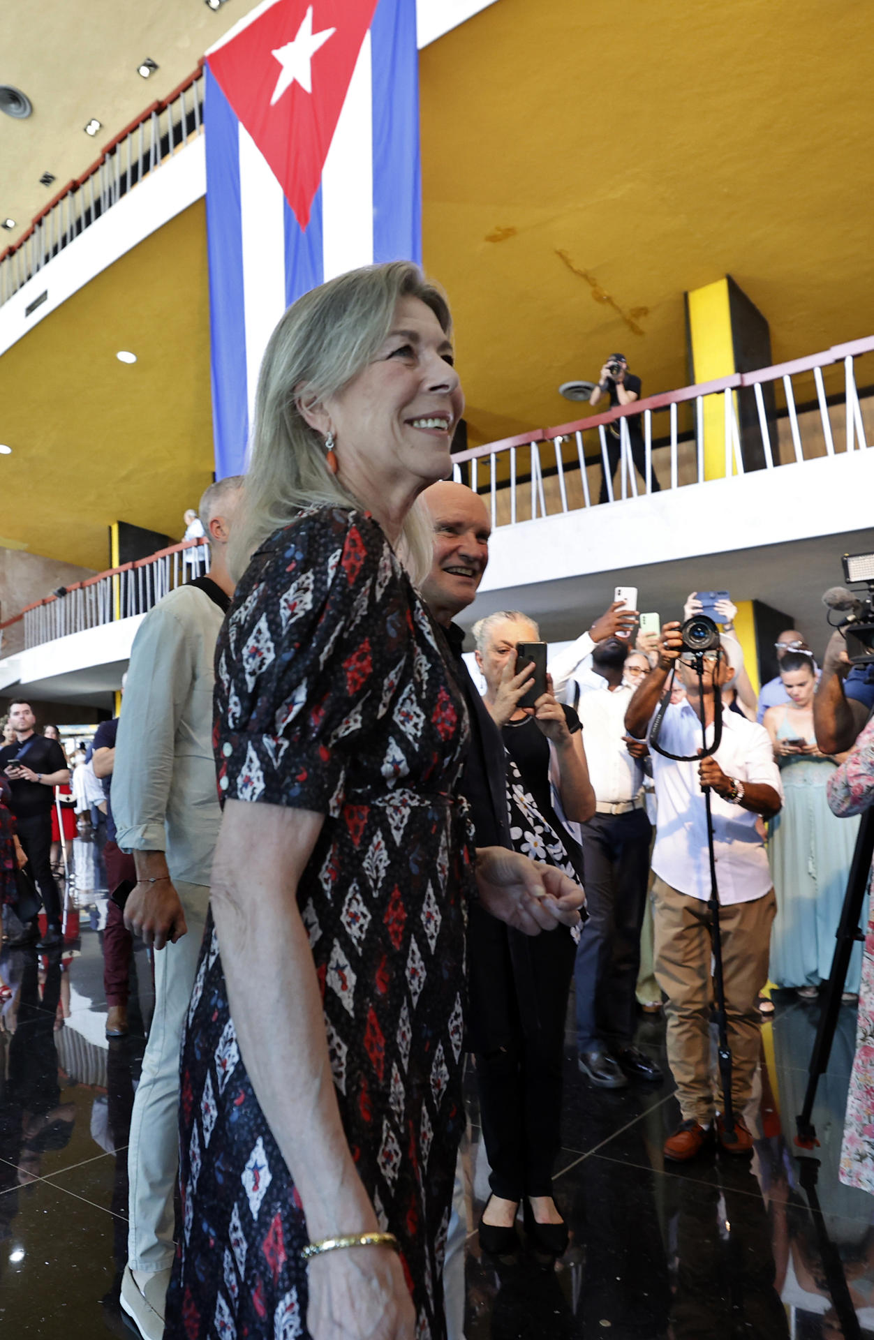 La princesa de Hannover, Carolina de Mónaco (c), fue captada este viernes, 16 de mayo, a su llegada al Teatro Nacional de Cuba, en La Habana. EFE/Ernesto Mastrascusa