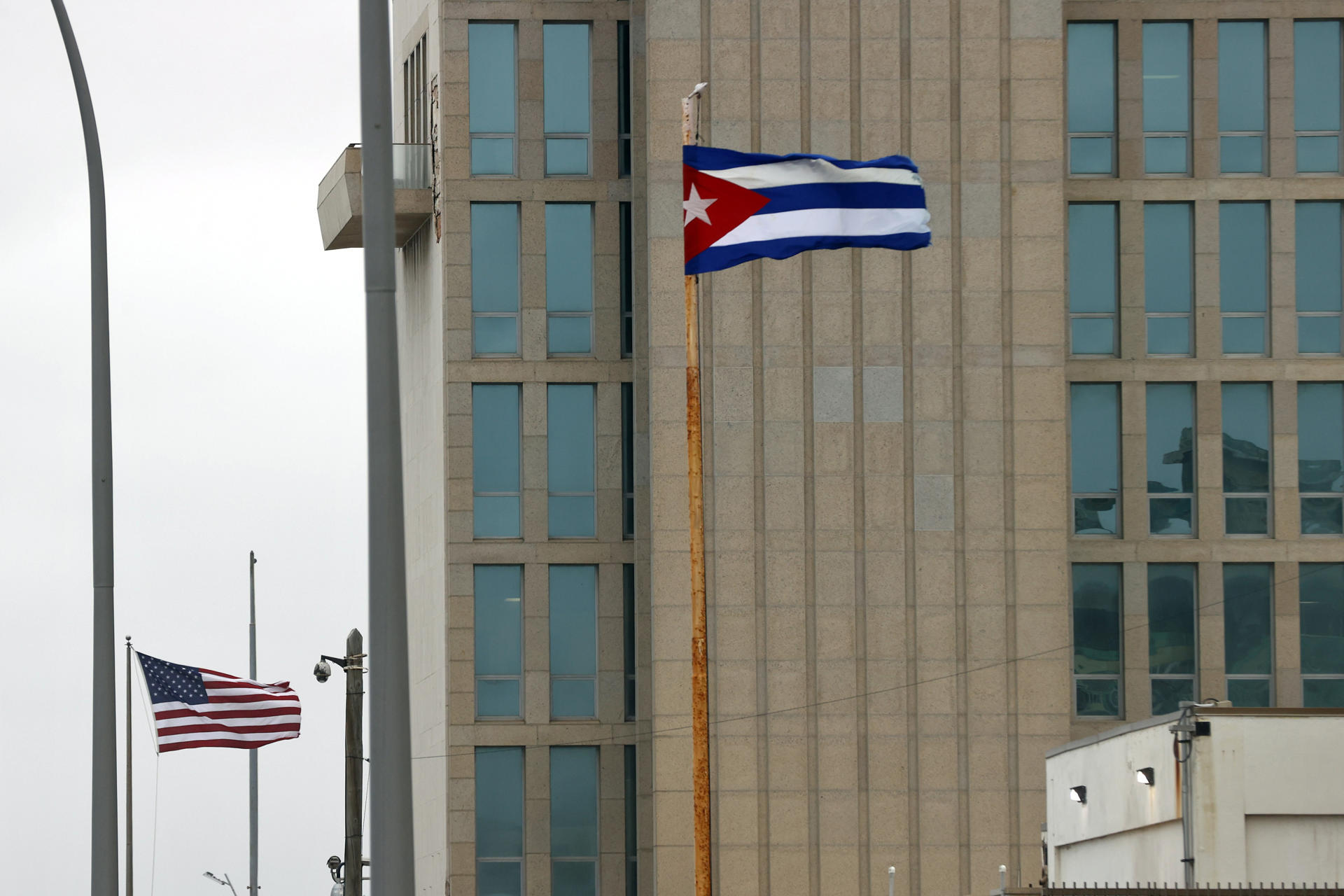 Fotografía de archivo de una vista general de la sede de la Embajada de Estados Unidos en La Habana, frente a la que ondean las banderas de EE.UU. y Cuba (d). EFE/Ernesto Mastrascusa