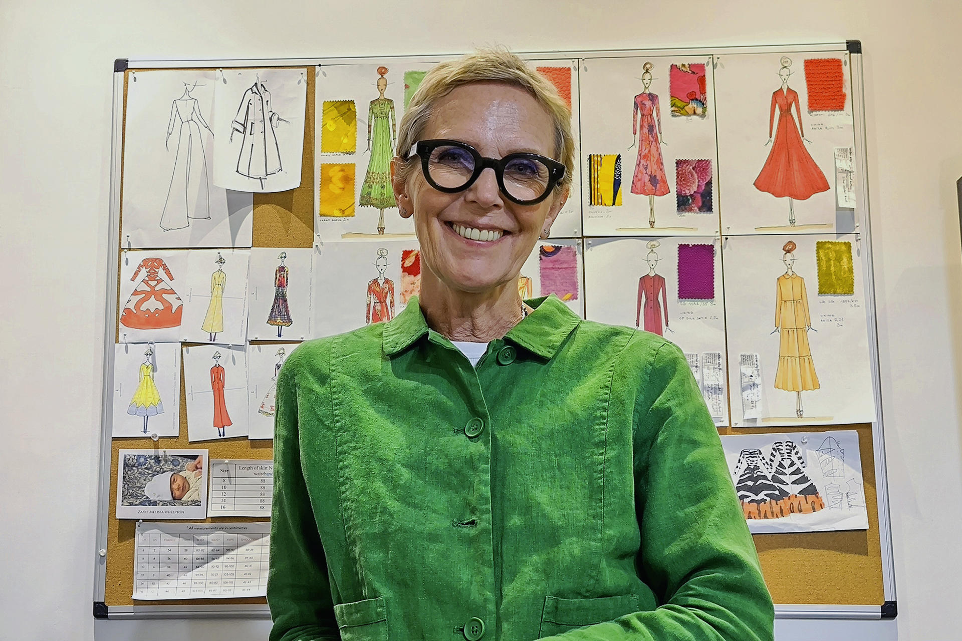La modista Jet Shenkman, que tiene el honor de vestir con sus diseños a la princesa de Gales, Catalina, futura reina británica, posa para EFE en su pequeño taller de costura en Kensington, Londres (Reino Unido). EFE/ Guillermo Garrido