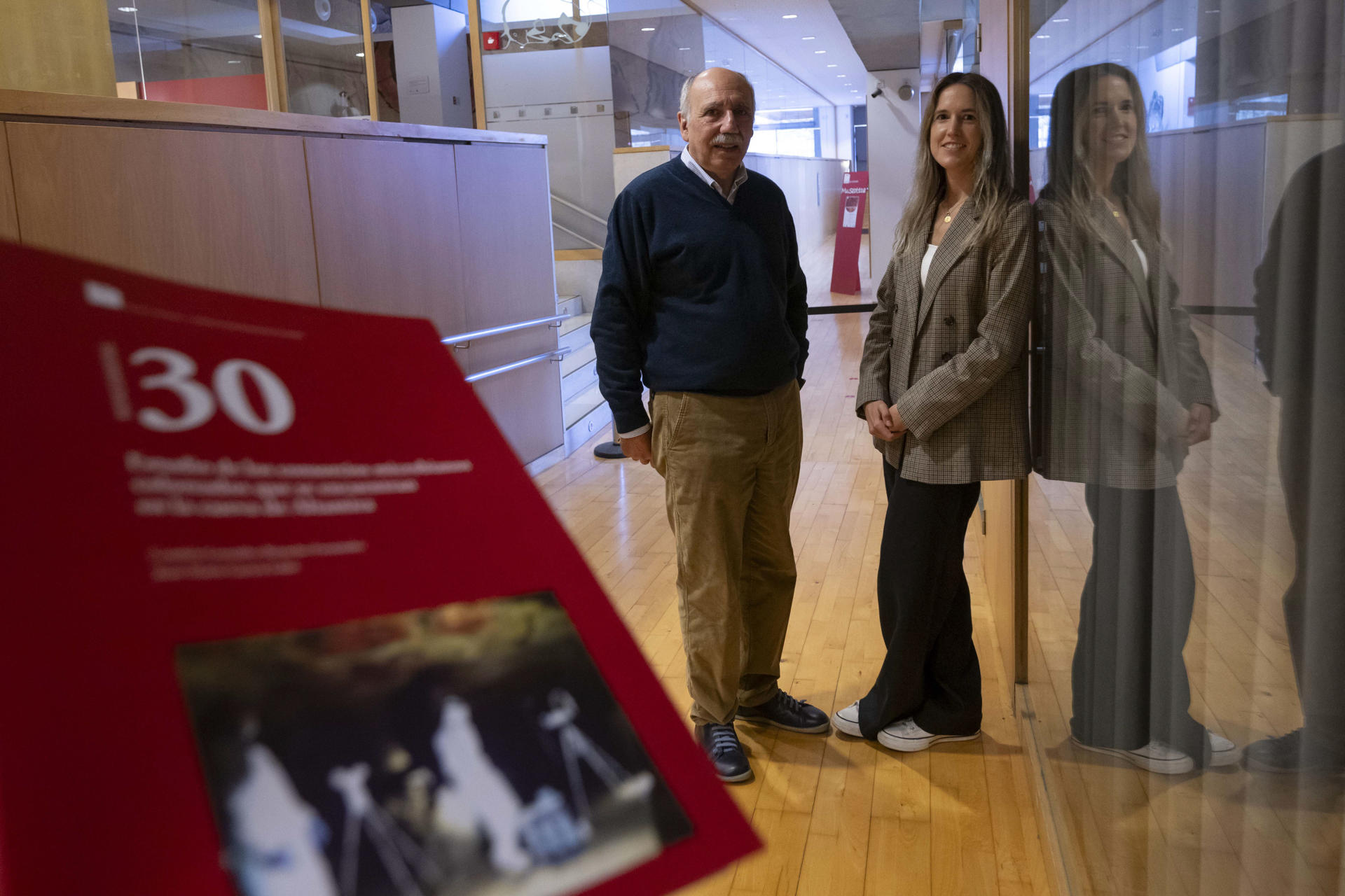 Los doctores Candela González-Riancho (d) y Juan María García Lobo (i), del Departamento de Microbiología y Genómica del Instituto de Biomedicina y Biotecnología de Cantabria (IBBTEC) durante la presentación del estudio que ha permitido la caracterización de los microorganismos de la cueva de Altamira secuenciando su ADN, una técnica no desarrollada con anterioridad, está permitiendo controlar el estado de las pinturas rupestres y avanzar en la adopción de medidas para salvaguarda de este patrimonio. EFE/Pedro Puente Hoyos