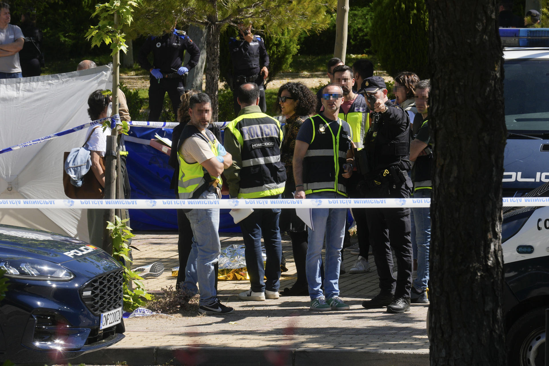 La policía Nacional trabaja en el lugar donde un hombre ha sido asesinado este miércoles tras recibir varios disparos frente al colegio Americano de Pozuelo de Alarcón (Madrid). EFE/ Borja Sanchez-Trillo