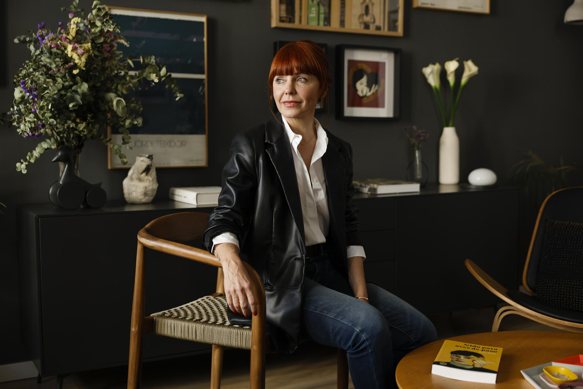 A partir de conversaciones, recuerdos y experiencias vitales, la arquitecta Sonia Rayos tejió 'Nido para aves de paso', su primera novela, con la idea de que el nido simboliza el hogar pero también la primera arquitectura, según cuenta en una entrevista con EFE. EFE/Biel Aliño