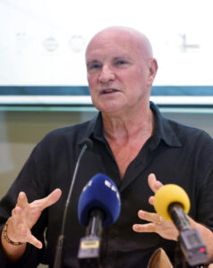El director y coreógrafo del Ballet de Montecarlo, Jean-Chistophe Maillot, habla durante una rueda de prensa este jueves, en La Habana (Cuba). EFE/ Ernesto Mastrascusa