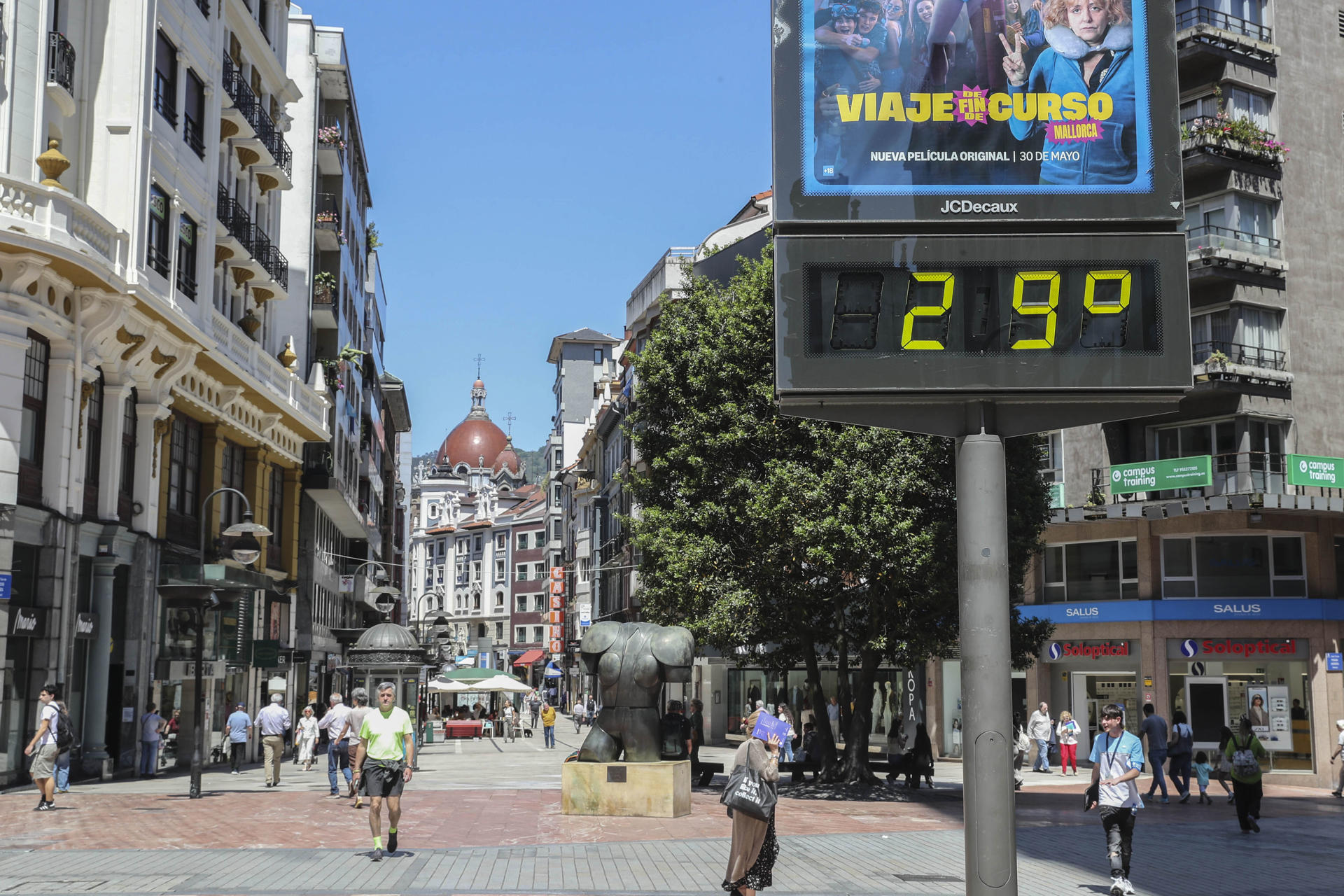 Vista del centro de Oviedo este jueves en el que la Agencia Estatal de Meteorología (Aemet) prevé en Asturias cielo despejado, con intervalos de nubes bajas por la madrugada e intervalos de evolución por la tarde, acompañados de posibles tormentas en la cordillera. EFE/J.L. Cereijido
