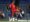El lateral del Liverpool Trent Alexander-Arnold calienta antes del partido de la Premier League inglesa entre el Chelsea FC y el Liverpool FC en Londres, Gran Bretaña. EFE/EPA/NEIL HALL USO EDITORIAL SOLAMENTE.