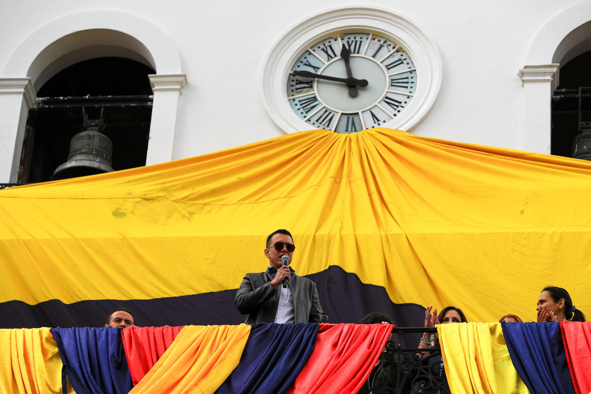 Fotografía del 5 de enero de 2025 que muestra al presidente de Ecuador, Daniel Noboa, hablando a sus simpatizantes desde el balcón del Palacio de Gobierno, en Quito (Ecuador). EFE/ José Jácome