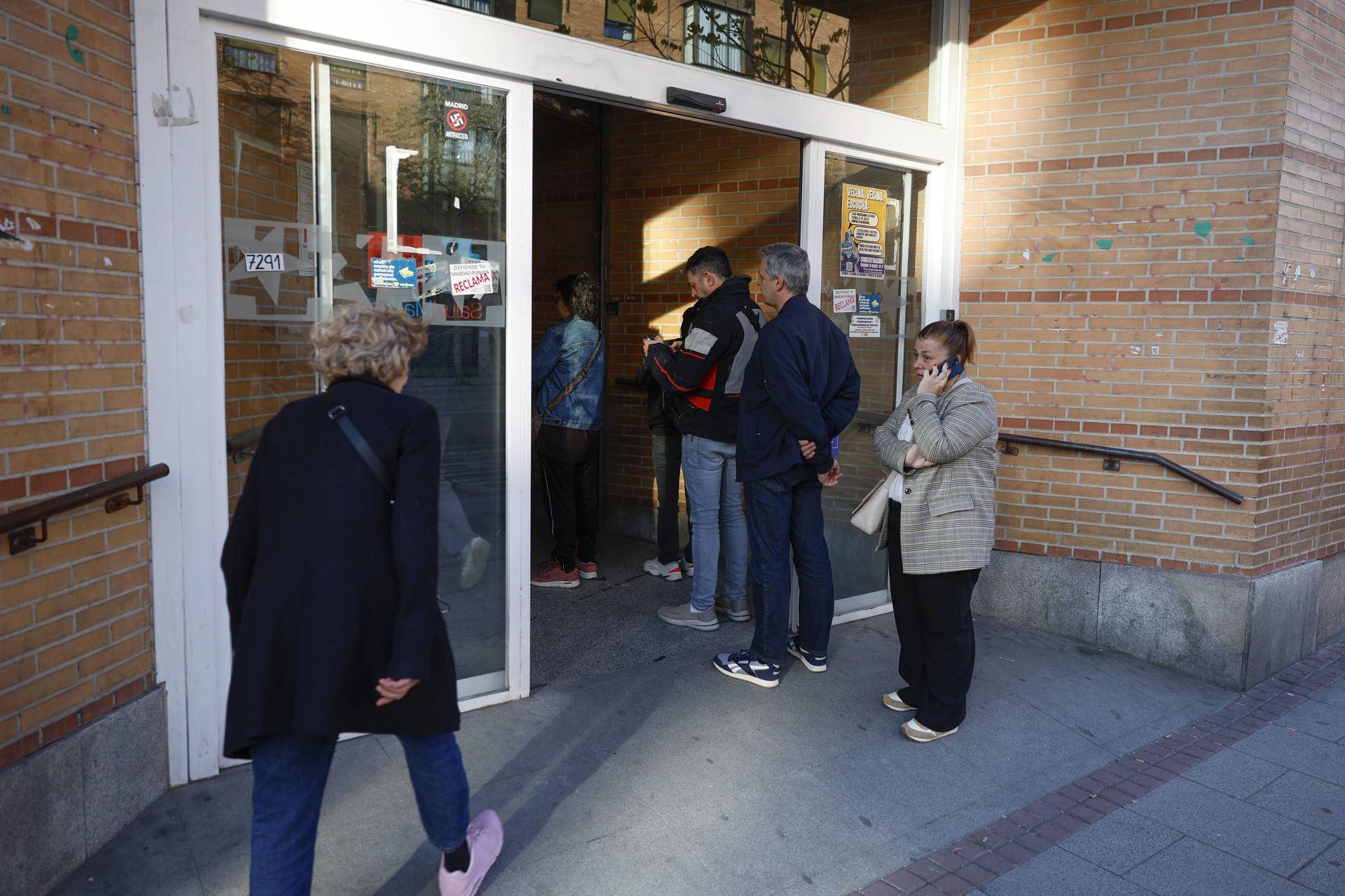 Varios vecinos hacen cola a la entrada de un centro de salud. EFE/Mariscal