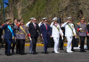 El presidente de Ecuador, Daniel Noboa (c), camina junto a altos mandos militares este sábado, en la Cima de la Libertad en Quito (Ecuador). EFE/Vicente Costales