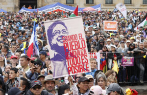 Fotografía de archivo de personas mientras escuchan un discurso del presidente de Colombia, Gustavo Petro. EFE/ Mauricio Dueñas Castañeda