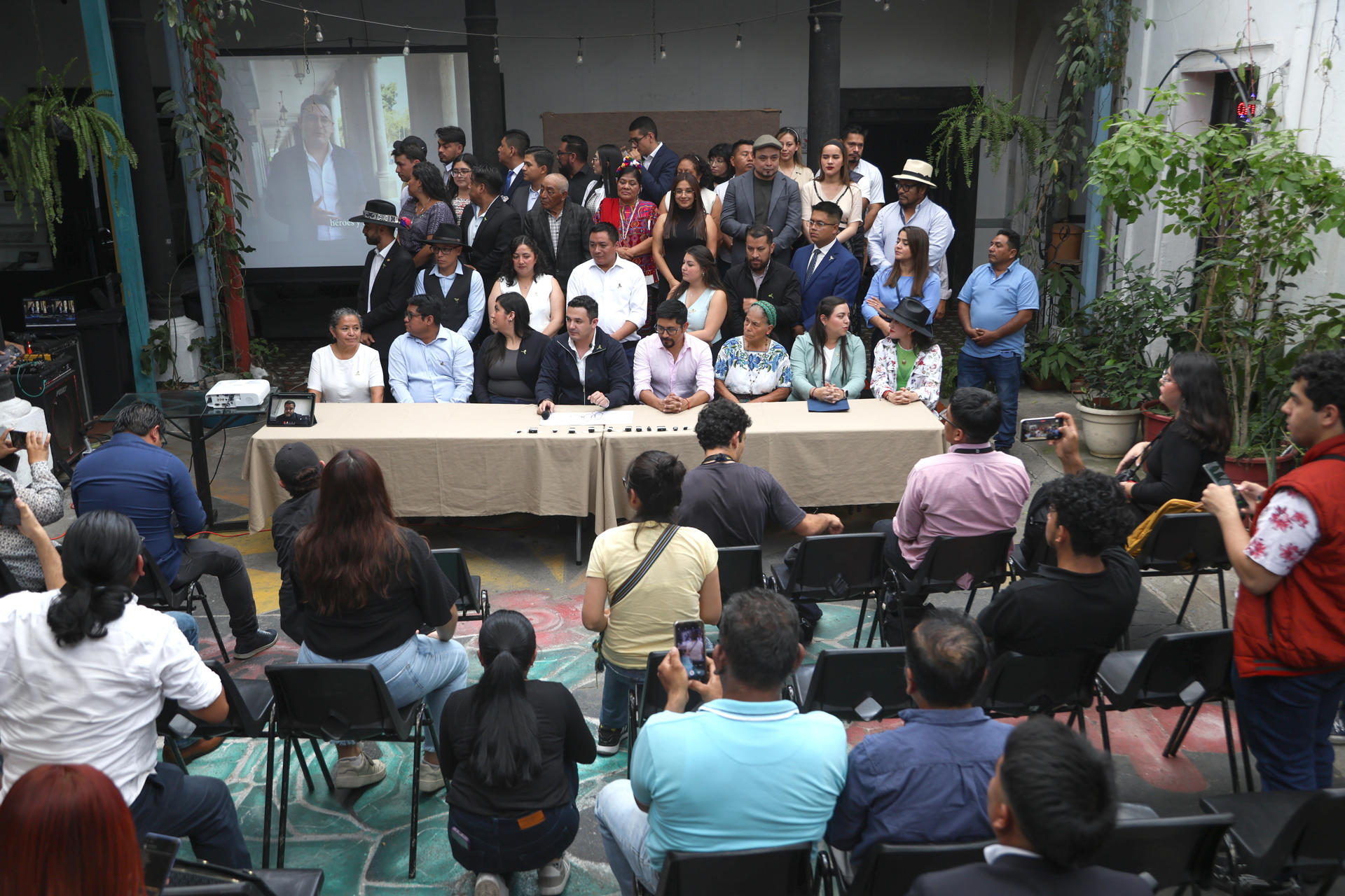 Diputados del partido Movimiento Semilla ofrecen una rueda de prensa este miércoles, en Ciudad de Guatemala (Guatemala). EFE/ Mariano Macz