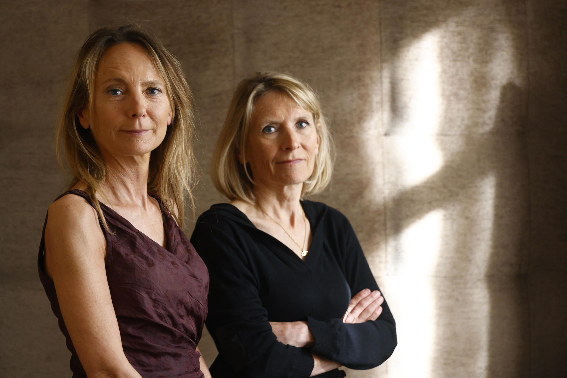 La hermanas cineastas francesas Delphine (i)  y Muriel Coulin (d) exploran en su última película, 'The Quiet Son' (El hijo tranquilo) las contradicciones que se producen cuando se infiltra la extrema derecha en el seno de la familia y la destruye, así como la capacidad del perdón entre un padre y su hijo. En la imagen las dos directoras posan durante una entrevista con EFE, en la que han señalado en  que cuando comenzaron el guion hace tres años había en Francia un auge de la extrema derecha, "pero hoy, con la llegada de Donald Trump al poder se ha convertido en crucial".EFE/ Quique García