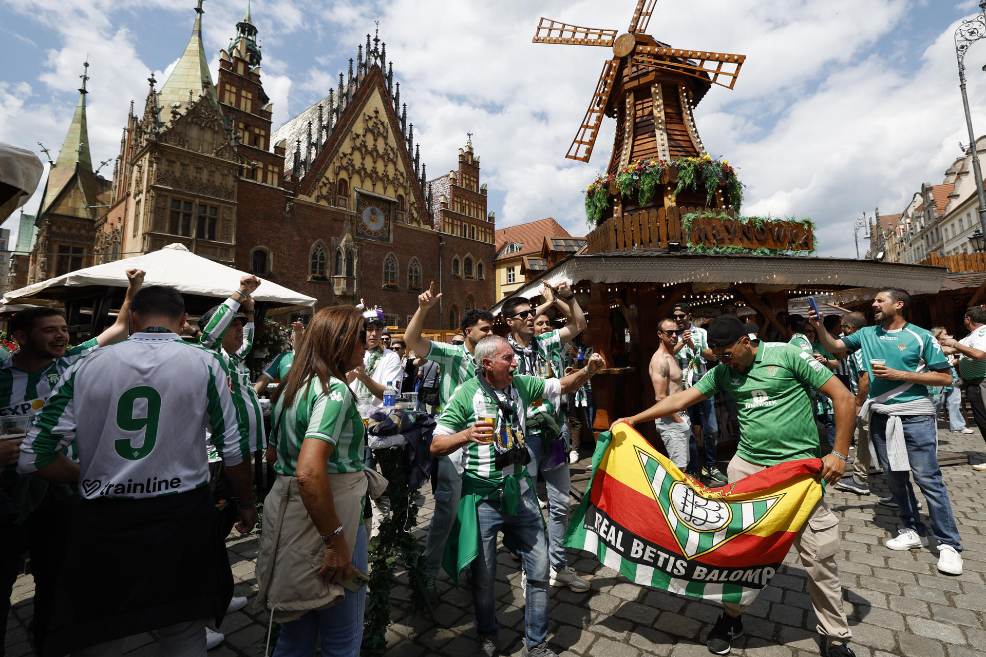 Aficionados del Betis en la Plaza Solny de Breslavia (Polonia) cantan y beben un día antes de la final de la Liga Conferencia, en la que el equipo verdiblanco tiene una cita con la historia y se enfrenta ante uno de los grandes del fútbol europeo, el Chelsea inglés.EFE/Julio Muñoz