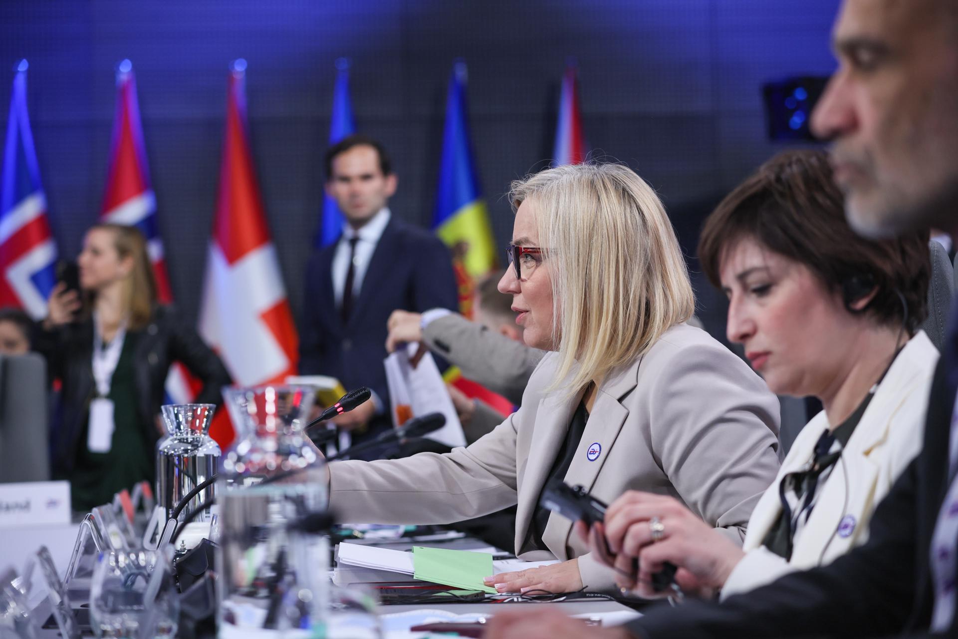 La ministra polaca de Clima y Medio Ambiente, Paulina Hennig-Kloska (3-D), asiste este martes a la reunión informal de ministros de Energía de la UE, organizada como parte de la presidencia polaca del Consejo de la UE, en la Ciudadela de Varsovia. EFE/EPA/LESZEK SZYMANSKI