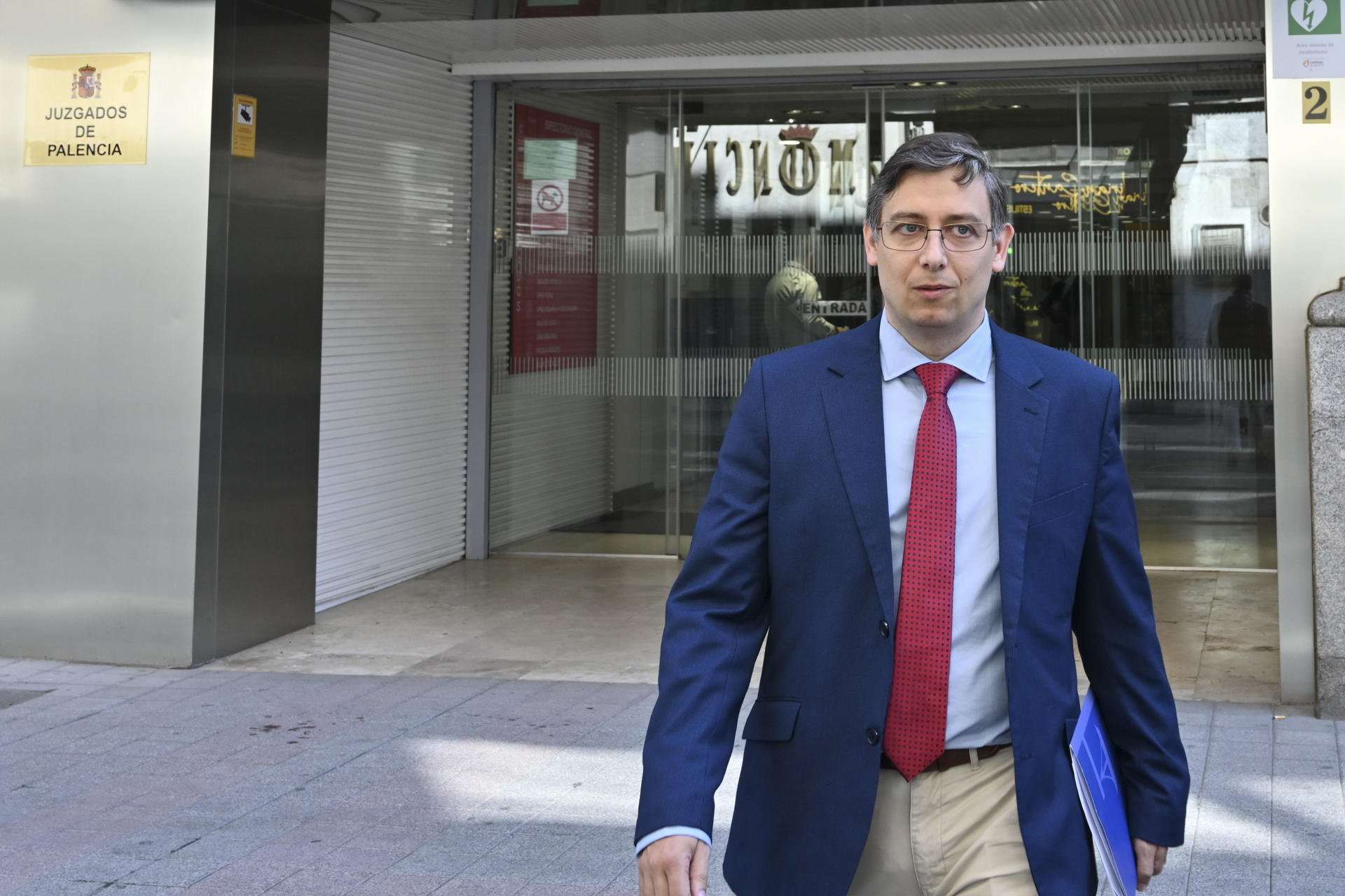 El letrado de la Fundación Abogados Cristianos, Jose María Fernández, a su salida del juzgado de lo Contencioso Administrativo de Palencia, este jueves. EFE/ Almudena Álvarez