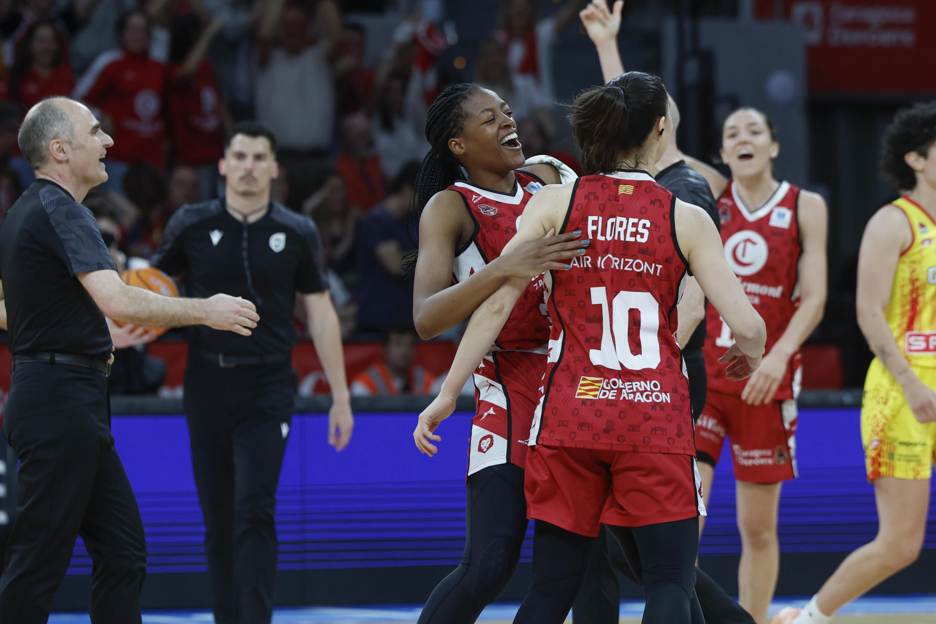 Las jugadoras del Casademont Zaragoza Laia Flores y Stephanie Mawuli celebran una acción en el partido de la ida de las semifinales entre el Casademont Zaragoza y el Spar Uni Girona, este jueves en el pabellón Príncipe Felipe. EFE/ Javier Cebollada