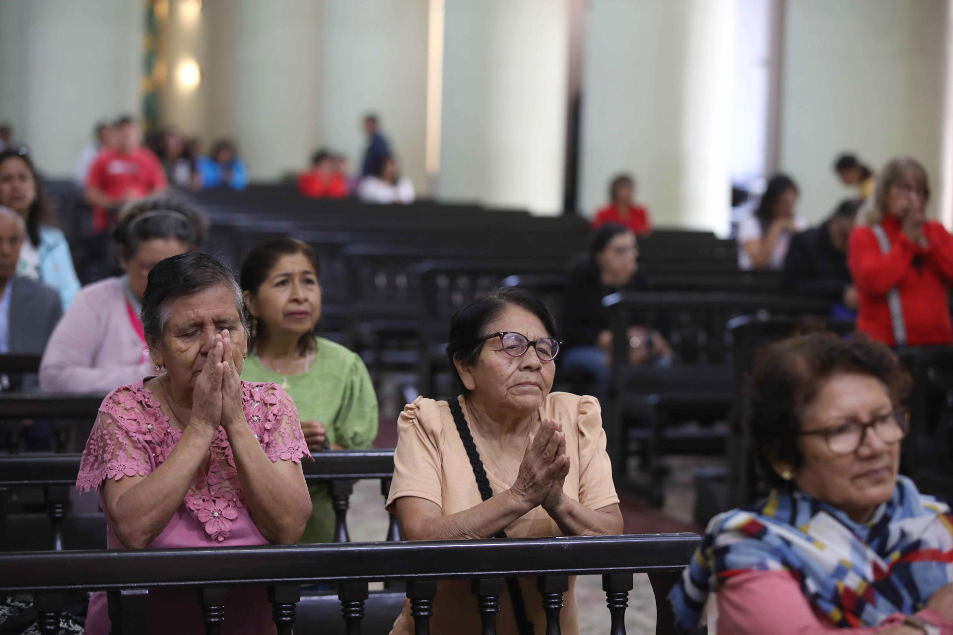 Fieles asisten a una misa este viernes en la iglesia Santa María Catedral de Chiclayo (Perú). EFE/Paolo Aguilar