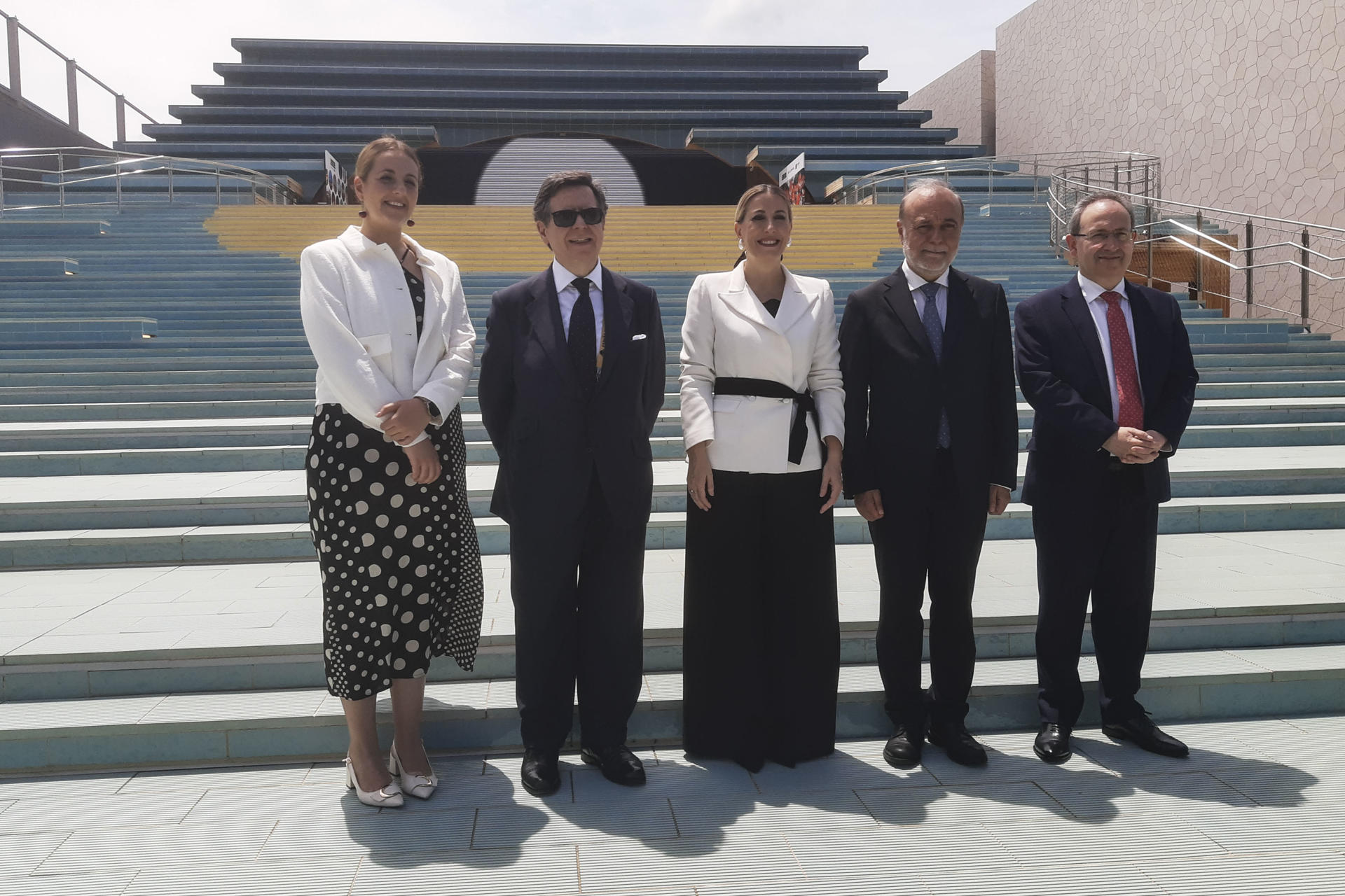 La presidenta de la Junta de Extremadura, María Guardiola (c), el director del Festival Internacional de Teatro Clásico de Mérida, Jesús Cimarro (d), el comisario general del pabellón de España en la Expo de Osaka y presidente de Acción Cultural Española, José Andrés Torres Moras (2d); el embajador de España en Japón, Íñigo de Palacio (2i), y la diplomática Paula Roures (i), en la Plaza del Sol del pabellón de España en la Expo de Osaka, durante la celebración del Día de Honor de Extremadura en el pabellón de la Exposición Universal de Osaka. EFE/ María Roldán