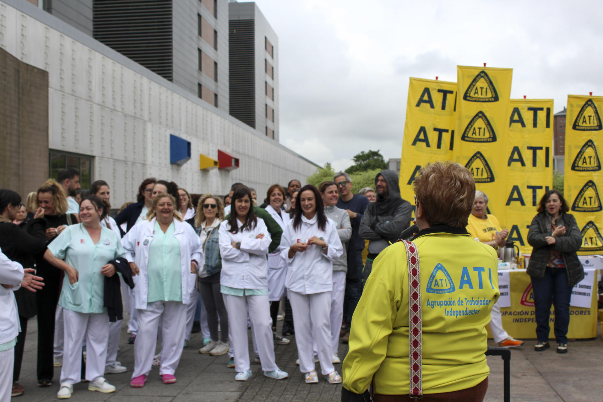 Concentración que ha tenido lugar este lunes frente al Hospital Valdecilla como parte de la huelga convocada por ATI, que ha reunido a trabajadores de la salud. El sindicato ATI ha asegurado este lunes, en la primera jornada de paros intermitentes (dos horas por día) en la sanidad cántabra, que la Consejería de Salud "coarta" el derecho a huelga del personal sanitario por establecer unos servicios mínimos "exagerados", que va a impugnar. EFE/ Eva García González