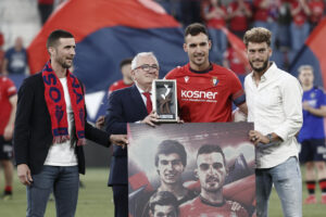 Un momento del homenaje al jugador de Osasuna Unai García (2d), en su última temporada en su equipo tras el partido de LaLiga entre el Osasuna y el Espanyol, este domingo en el estadio de El Sadar, en Pamplona. EFE/ Jesús Diges