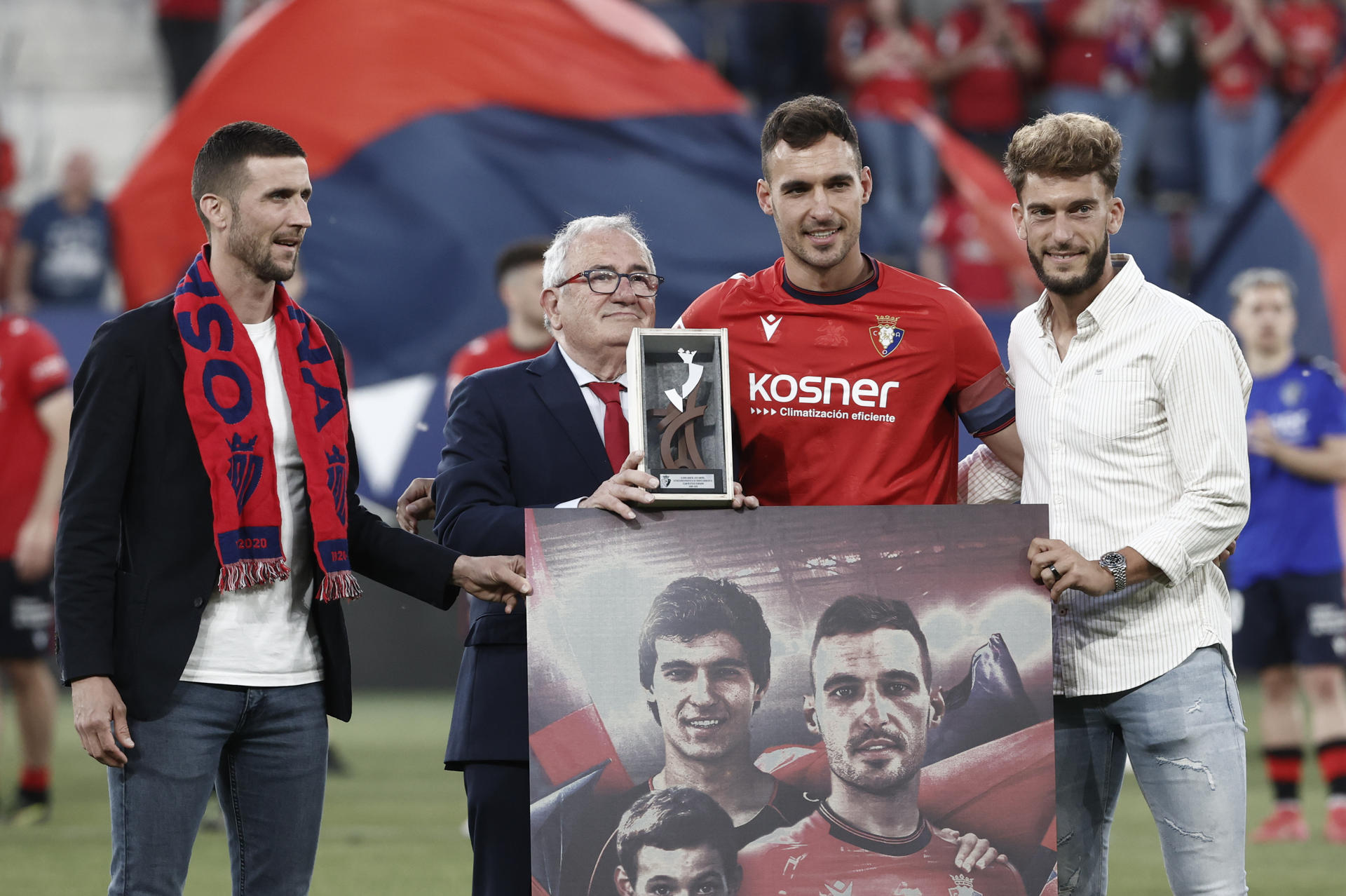 Un momento del homenaje al jugador de Osasuna Unai García (2d), en su última temporada en su equipo tras el partido de LaLiga entre el Osasuna y el Espanyol, este domingo en el estadio de El Sadar, en Pamplona. EFE/ Jesús Diges
