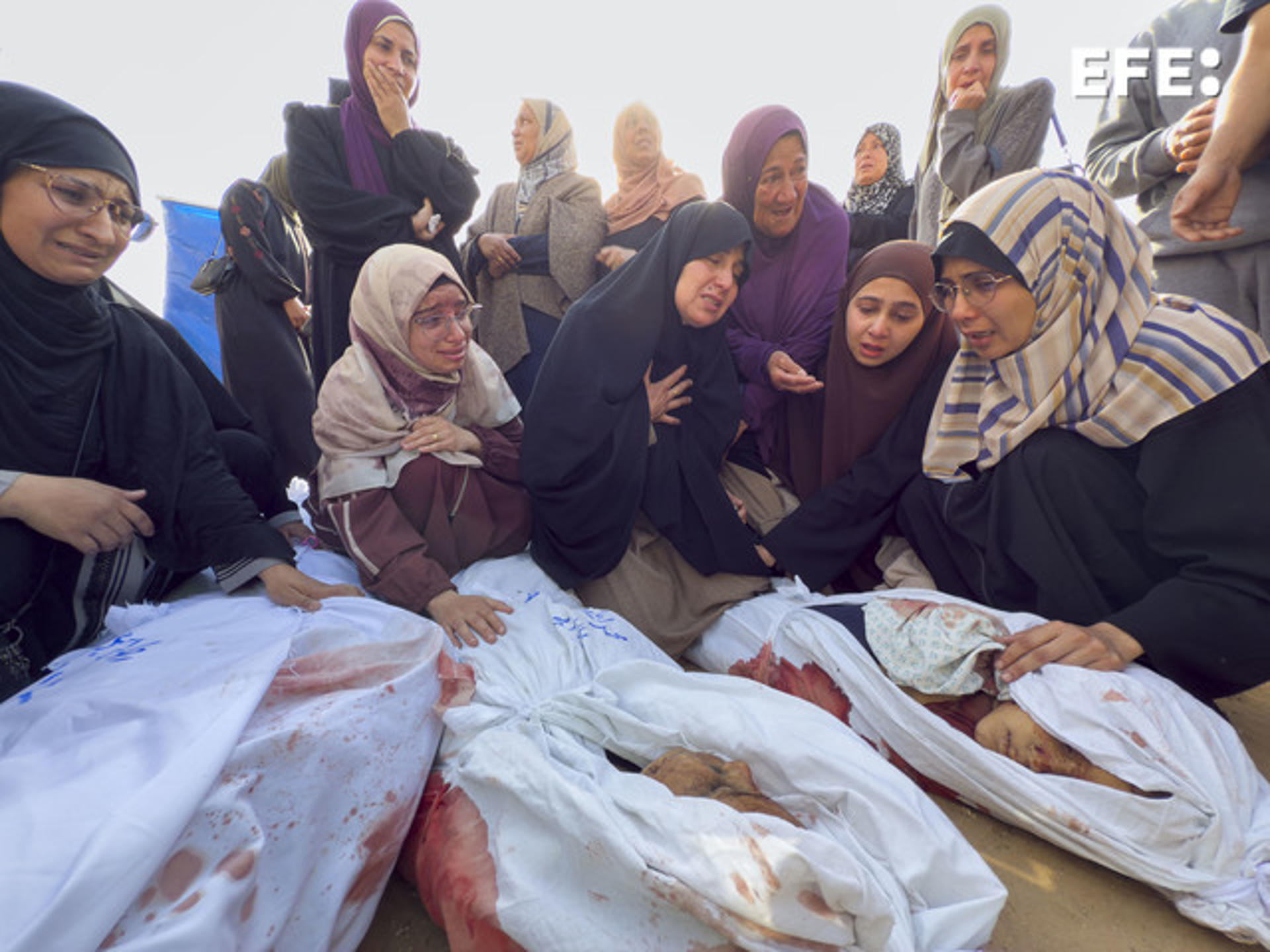 Al menos 22 menores de edad y 15 mujeres perdieron la vida en los ataques israelíes de anoche contra el norte de la Franja de Gaza, que dejaron 50 muertos, confirmaron a EFE fuentes del Hospital Indonesio de Beit Lahia, que recibió los cadáveres. La oleada de bombardeos estuvo dirigida contra la localidad de Yabalia y el campamento de refugiados del mismo nombre, y se produjo después de que el Ejército israelí identificara anoche el lanzamiento de tres cohetes desde la Franja hacia Israel. EFE/ Ahmad Awad