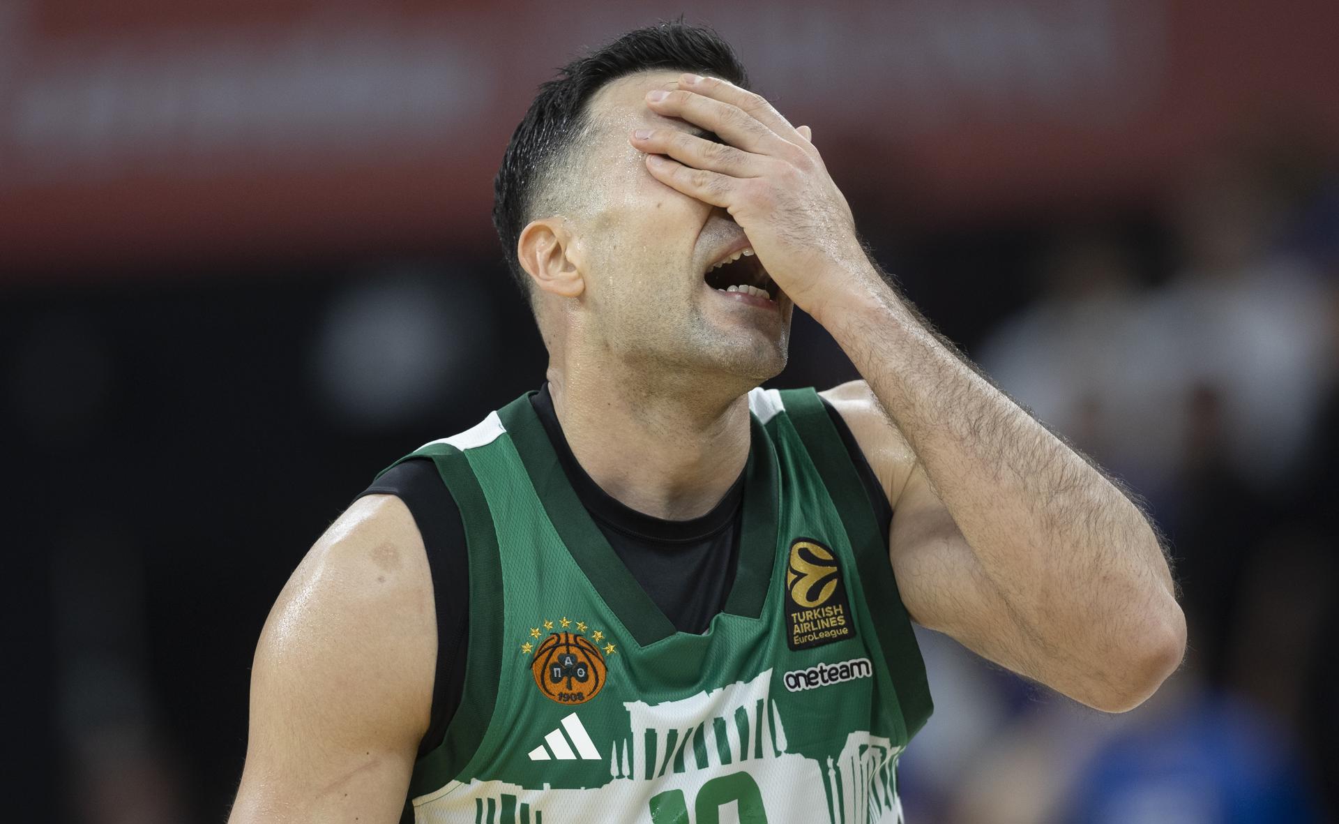 Kostas Sloukas, durante el encuentro. EFE/EPA/TOLGA BOZOGLU