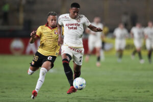 José Carabalí (i), de Universitario, disputa un balón con Byron Castillo, de Barcelona, en un partido de la fase de grupos de la Copa Libertadores entre Universitario y Barcelona SC en el estadio Monumental U Marathon en Lima (Perú). EFE/ Paolo Aguilar