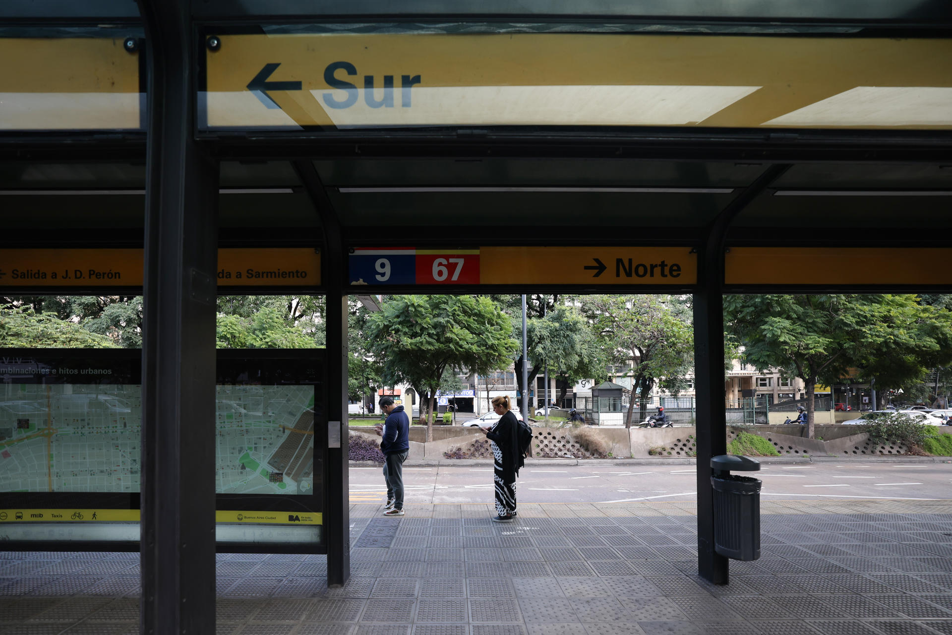 Personas esperan en una estación de bus este martes, en Buenos Aires (Argentina). EFE/ Juan Roncoroni
