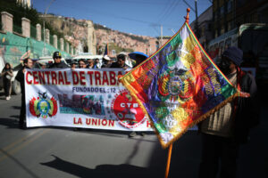Comerciantes participan de una protesta por la crisis económica este 28 de mayo de 2025, en La Paz (Bolivia). EFE/ Luis Gandarillas