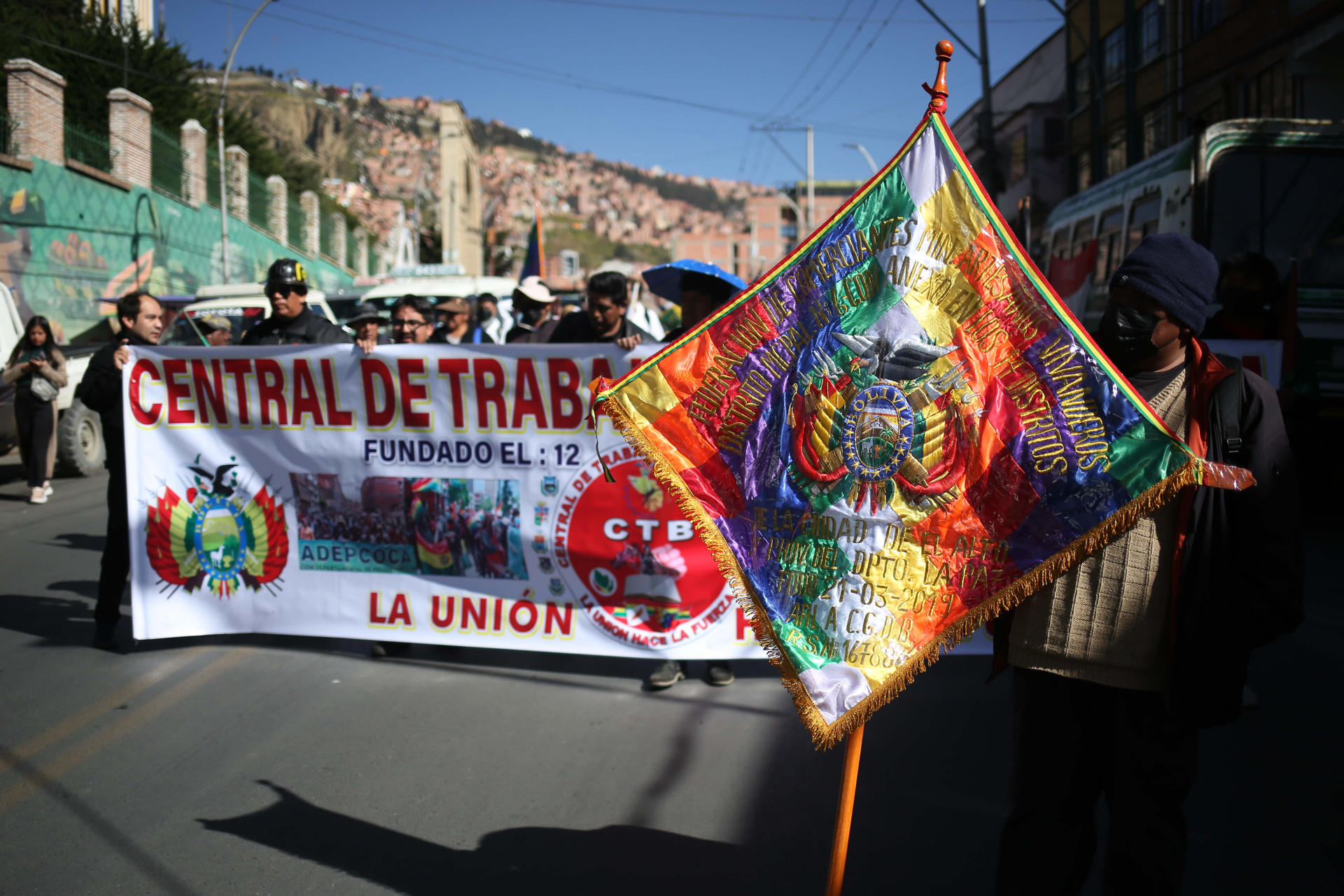 Comerciantes participan de una protesta por la crisis económica este 28 de mayo de 2025, en La Paz (Bolivia). EFE/ Luis Gandarillas