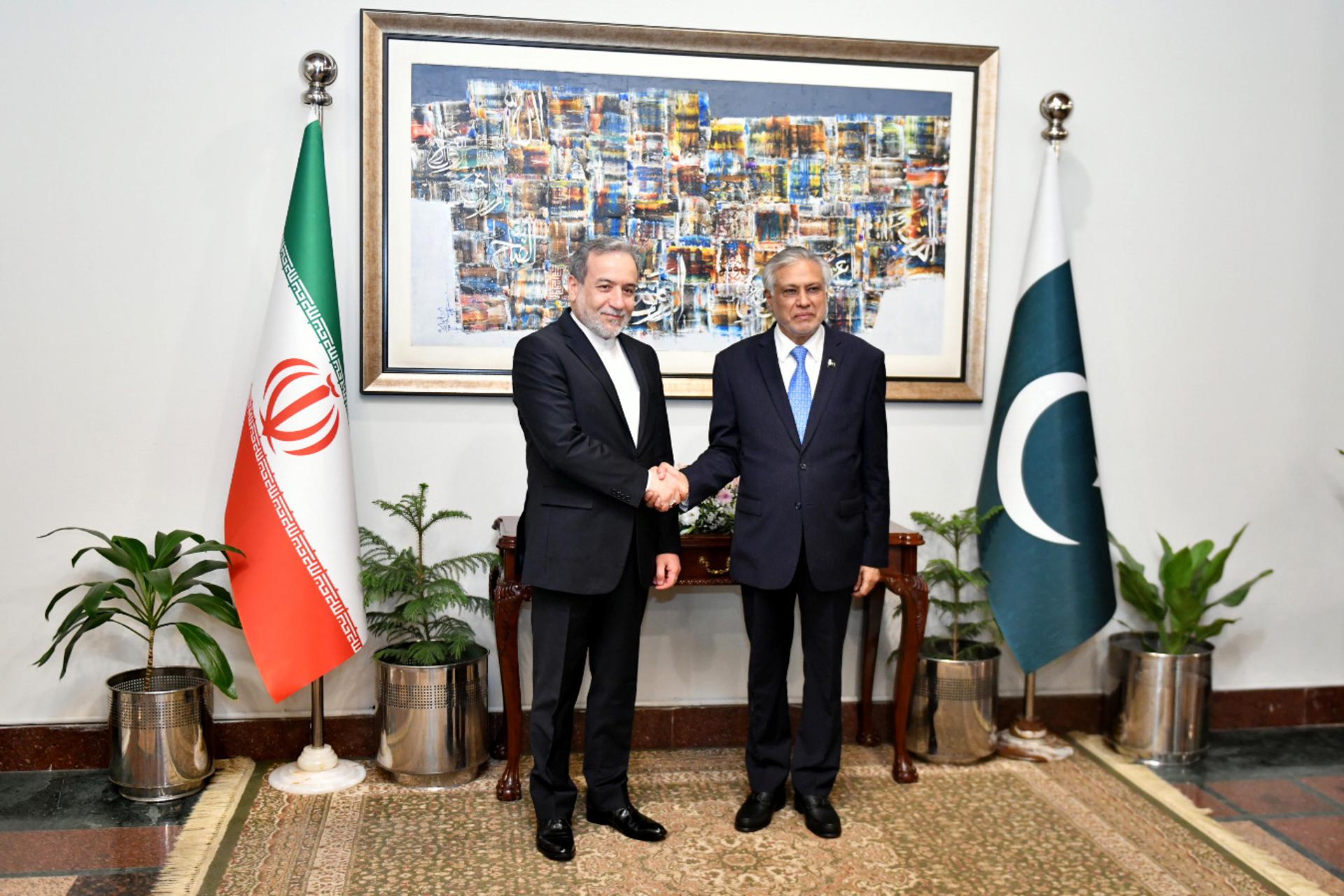 El ministro de Asuntos Exteriores iraní, Abás Araqchi (I), estrecha la mano del vice primer ministro paquistaní, Ishaq Dar, durante una reunión en Islamabad, Pakistán, el 5 de mayo de 2025. EFE/EPA/STRINGER