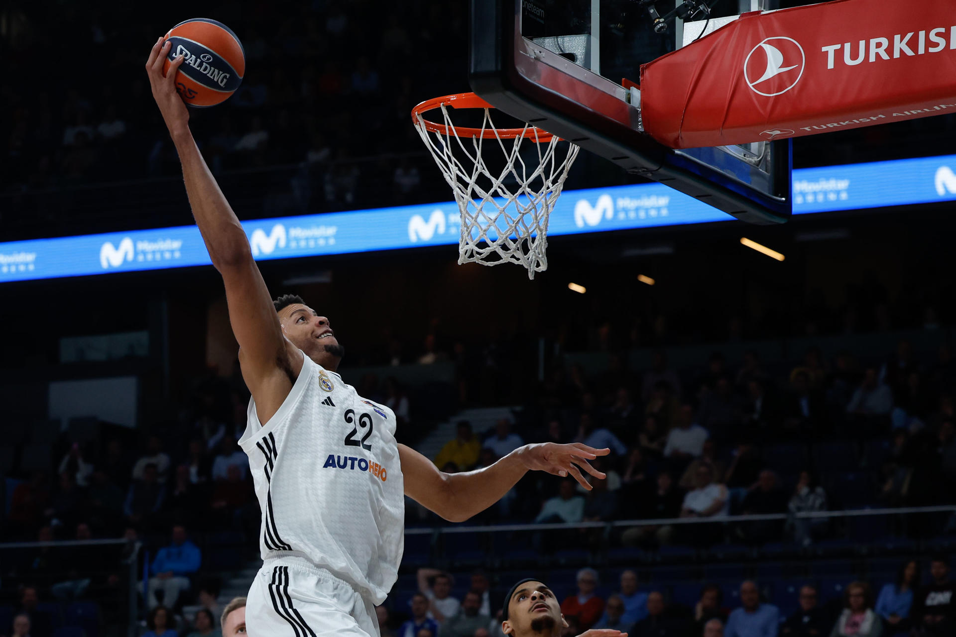 Fotografía de Juanjo Martín en la que se ve al pívot del Real Madrid Edy Tavares entra a canasta durante el partido de la jornada 30 de la EuroLiga que Real Madrid y Asvel Villeurbanne disputan hoy jueves en el Movistar Arena, en Madrid. EFE