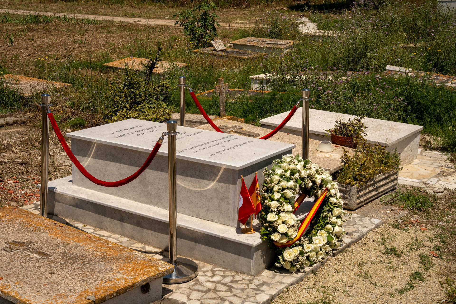 La renovada tumba de José Mateo Sastre (1912-1987), considerado el padre del español en Túnez, en el cementerio cristiano de Borgel, en Túnez. EFE/ Séverine Sajous