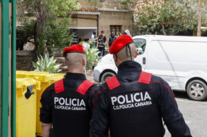 La Policía de Canarias ha registrado este lunes un centro de menores inmigrantes de Las Palmas por orden judicial, en una investigación que incluye delitos de lesiones, odio, contra la integridad moral y amenazas. Según ha informado el Tribunal Superior de Justicia de Canarias, se trata del centro el centro para menores con medidas de reforma Emena La Fortaleza I, gestionado por la entidad Quorum 77 en las afueras de la capital, en la carretera de Bandama. EFE/Elvira Urquijo A.