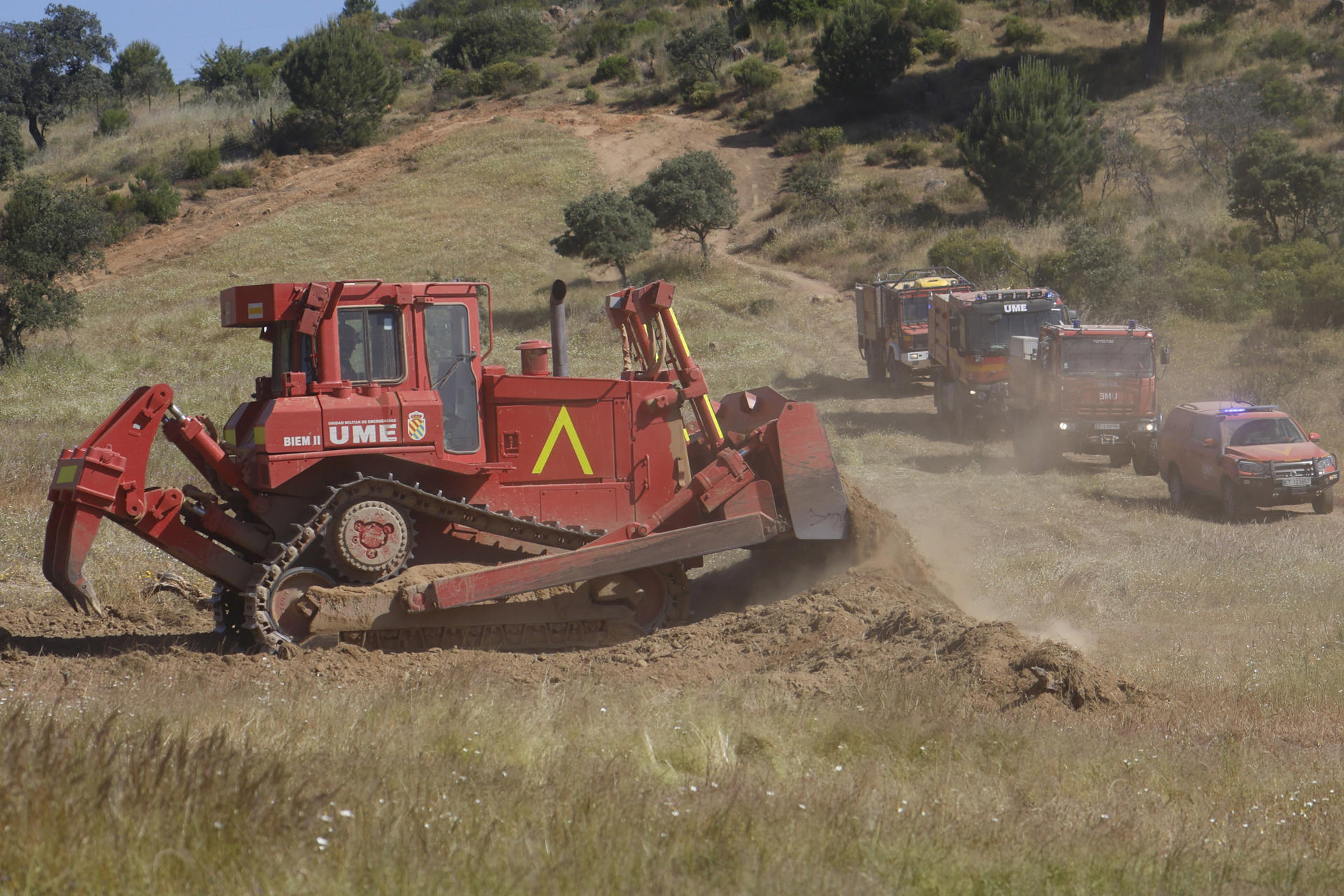 Efectivos de la Unidad Militar de Emergencias (UME) ya han completado su adiestramiento específico en la base de Cerro Muriano (Córdoba) para afrontar la inminente campaña de lucha contra los incendios forestales que comienza el próximo 1 de junio y que el año pasado calcinaron más de 47.000 hectáreas en todo el territorio nacional. EFE/Salas