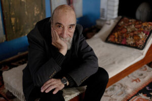 Fotografía del poeta chileno y premio nacional de literatura 2000, Rául Zurita, posando durante una entrevista con EFE en Santiago (Chile). EFE/ Ailen Díaz