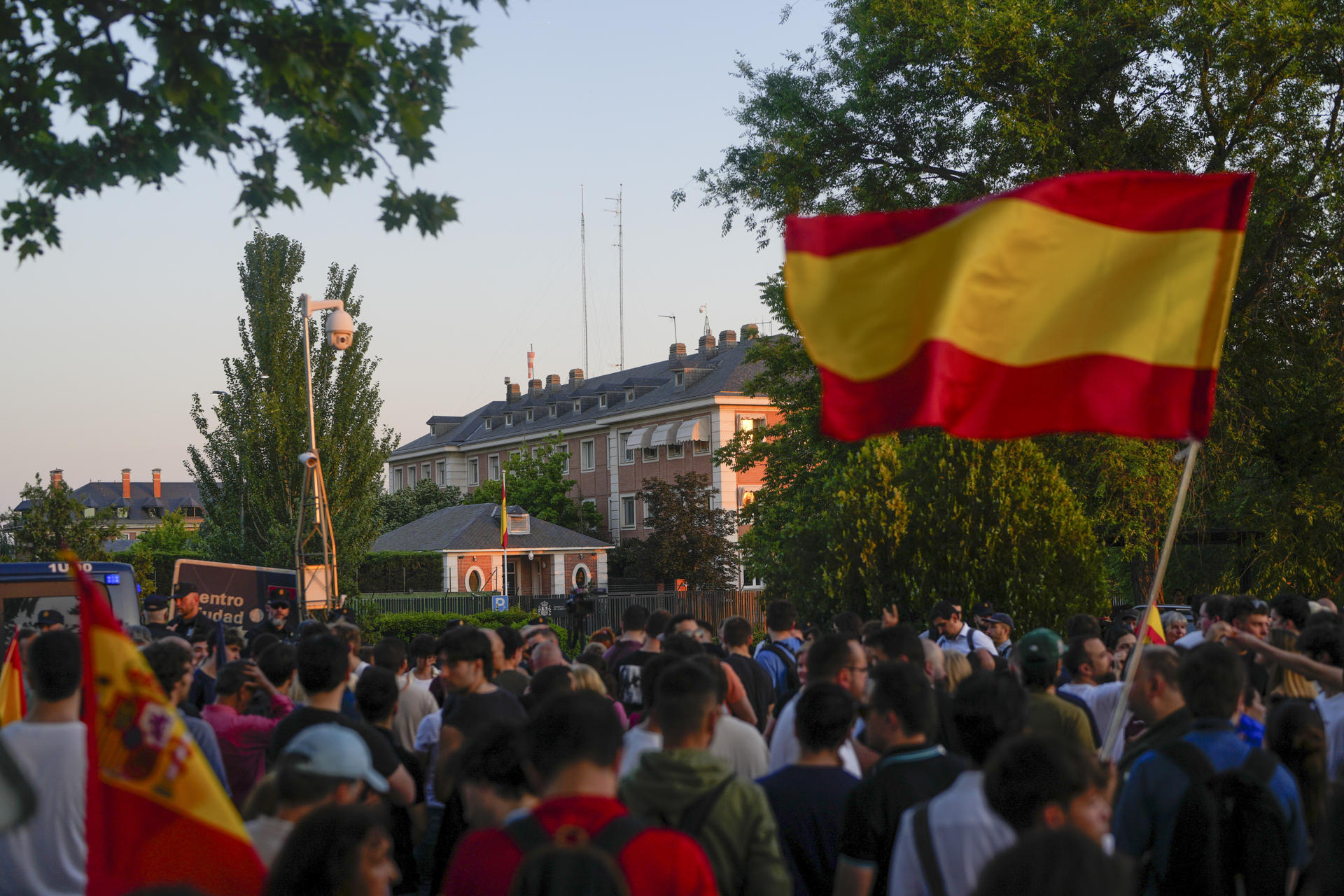 Concentración contra Pedro Sánchez y el Gobierno en la Moncloa, en Madrid, convocada este jueves con el lema Sánchez a prisión. EFE/Borja Sánchez-Trillo