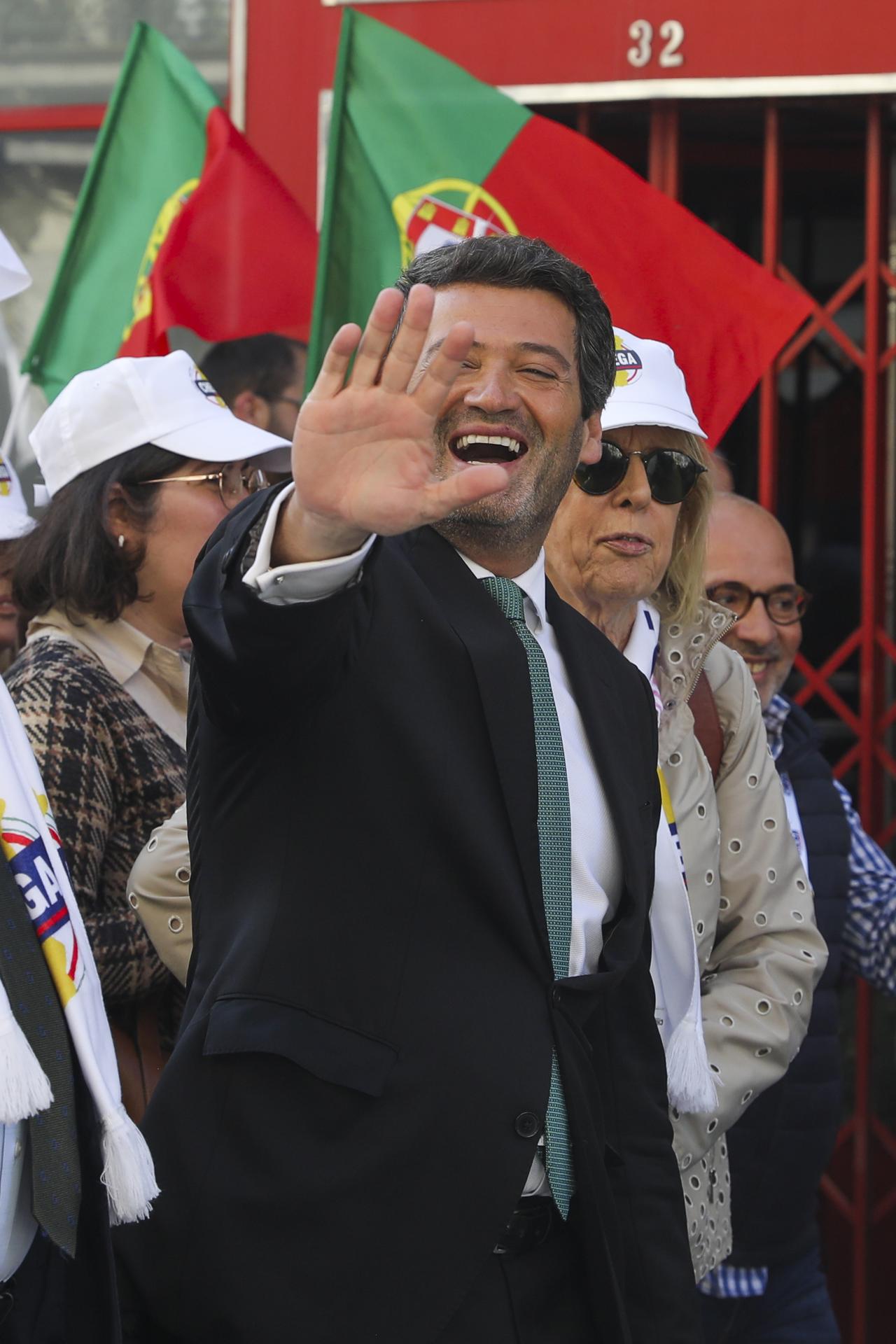 El líder del partido de extrema derecha Chega de Portugal, Andre Ventura (C) asiste a un acto de campaña para las elecciones legislativas del país, en Santarem, Portugal, 05 de mayo de 2025. Las elecciones parlamentarias de Portugal tendrán lugar el 18 de mayo de 2025. (Elecciones) EFE/EPA/PAULO CUNHA